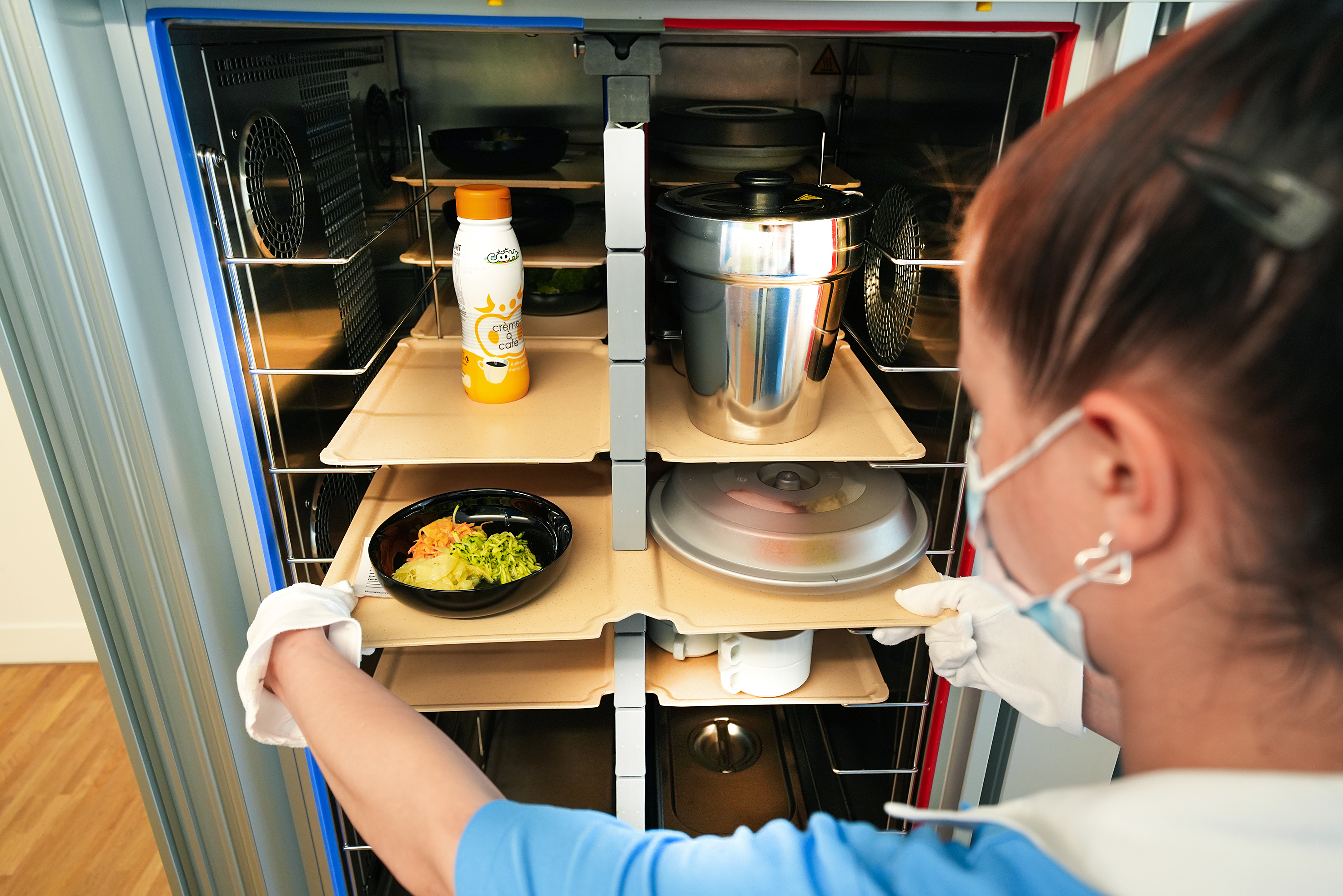 Links kalt, rechts warm: Die Tabletts sind unterteilt und die Bereiche im Wagen durch eine gut isolierte Zwischenwand getrennt.
