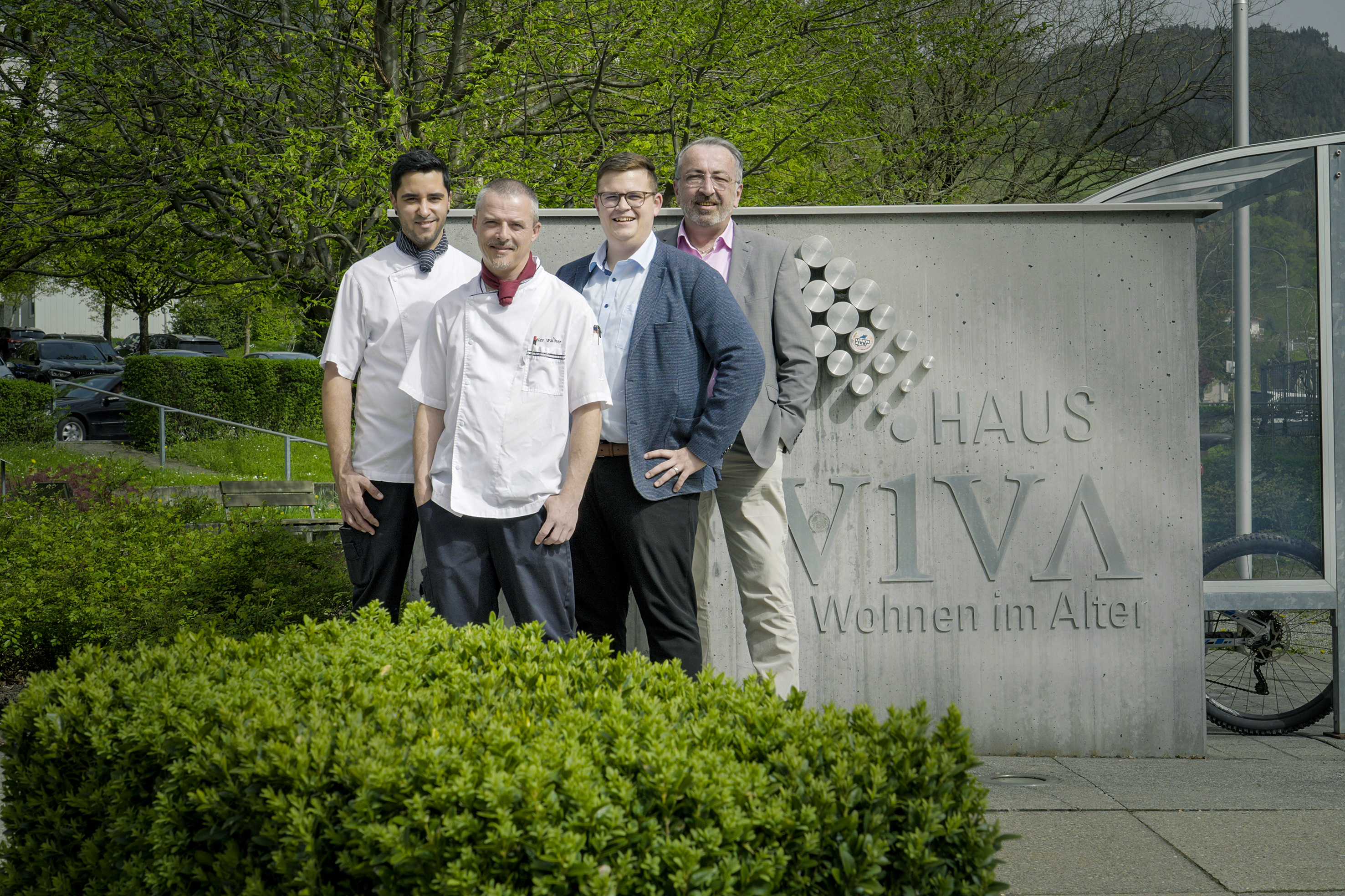 Geschäftspartner und Nachbarn: Antonio Mannino, stellvertretender Küchenchef, und Peter Waldner, Leitung Gastronomie vom Haus Viva in Altstätten, mit Leandro Kräuchi und Alfred Eberhardt, Verkaufsberater der Pitec AG mit Sitz in Oberriet (v.l.).