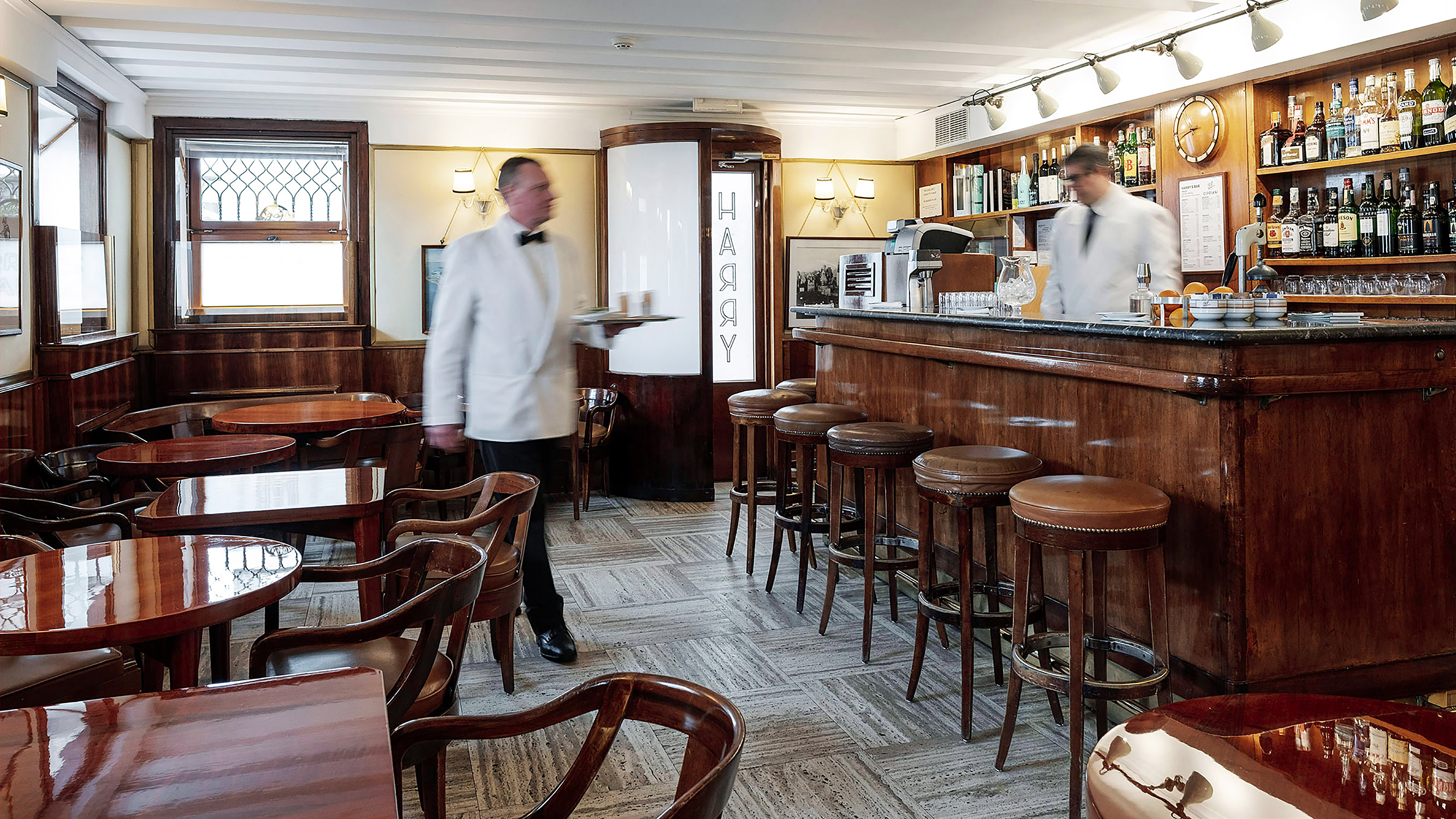 Giuseppe Cipriani hat den Bellini 1948 in Harry‘s Bar in Venedig erfunden - von hier aus hat der erfrischende Aperitif die ganze Welt erobert.