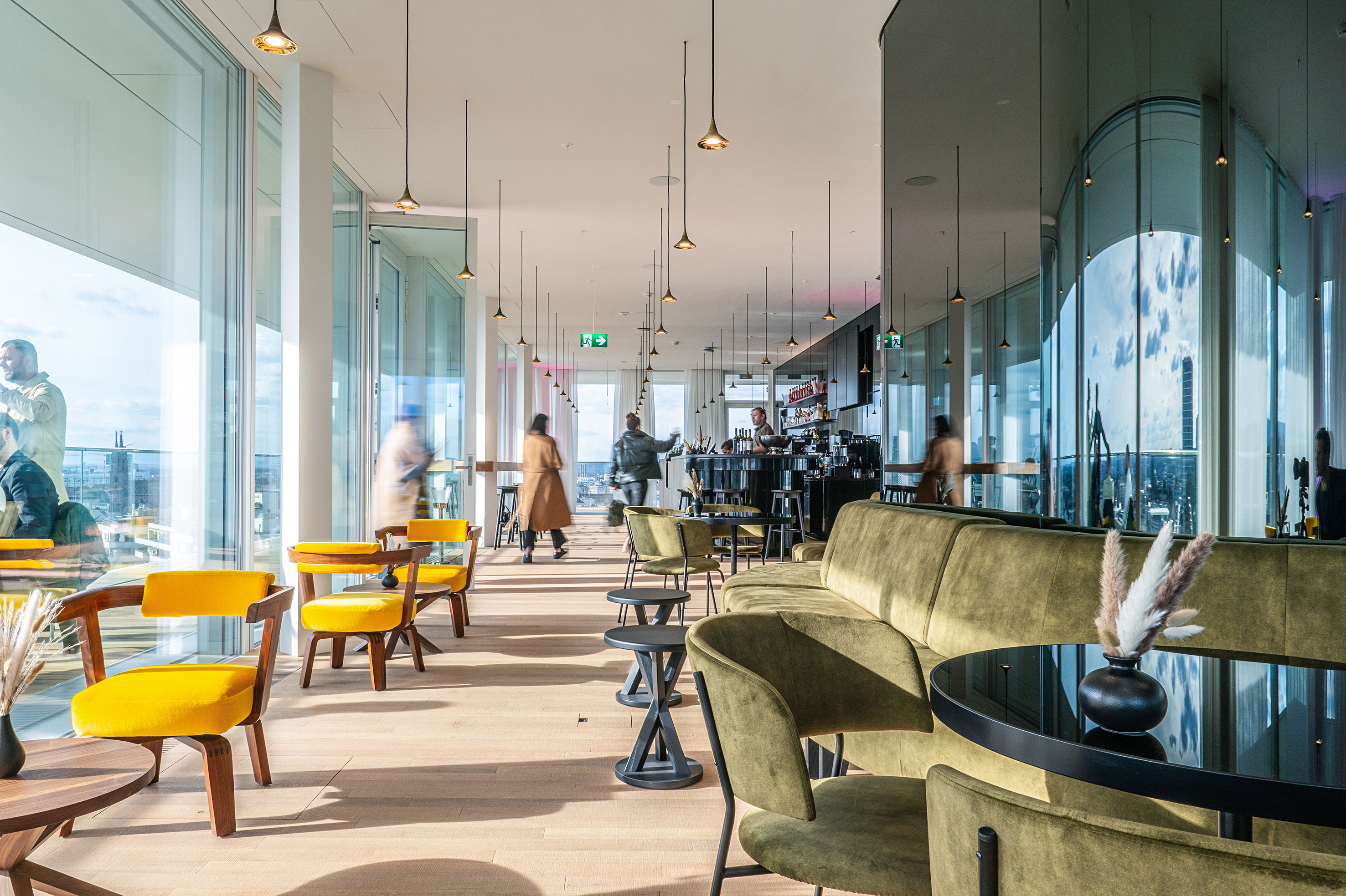 Tagsüber besticht das B1 Rooftop Bistro durch ein lichtdurchflutetes Ambiente.