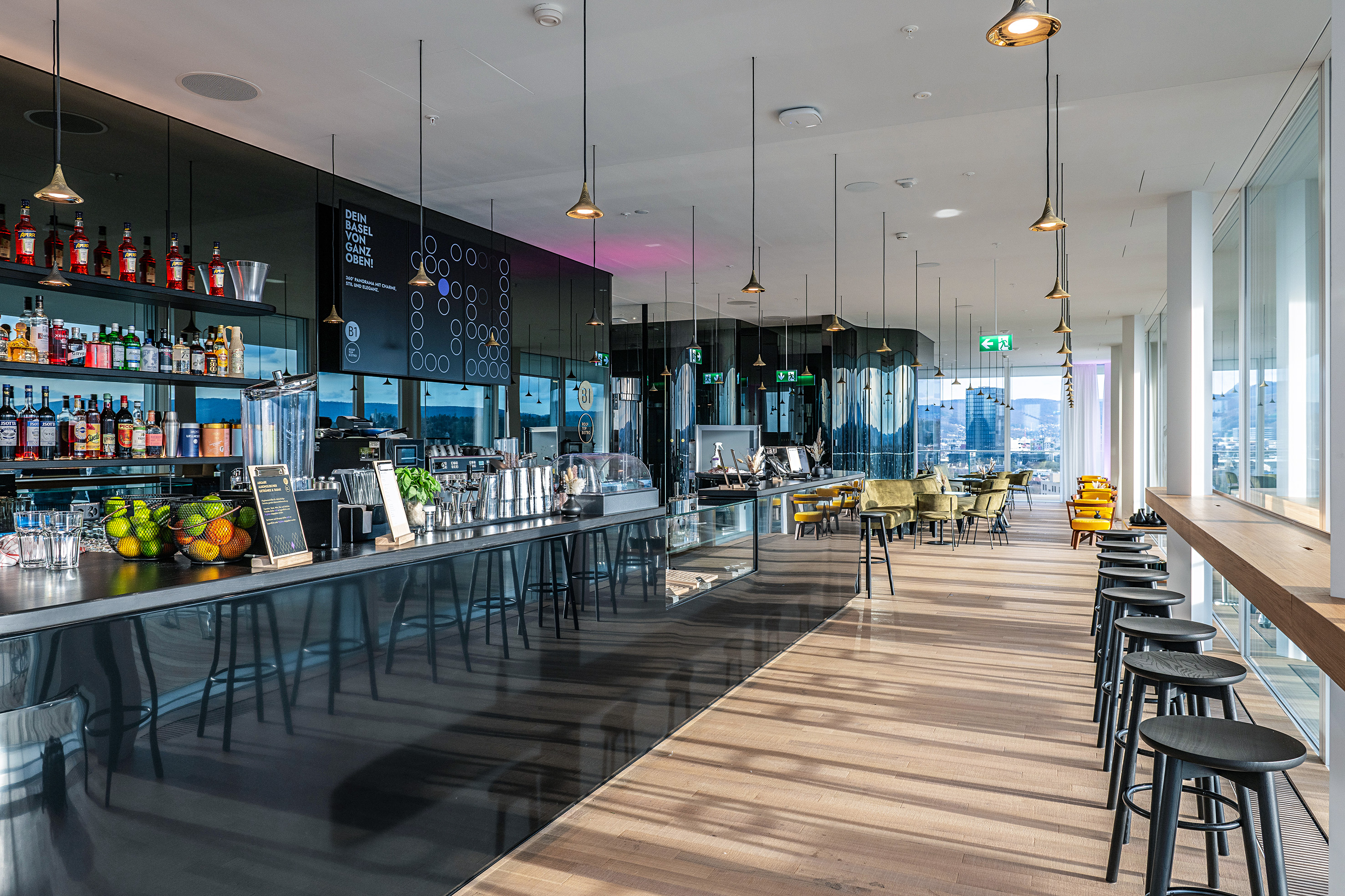 Viel Glas, das Spiel mit Reflexionen und mehrheitlich dunkle Farben: Für die Innengestaltung des B1 Rooftop Bistros sind die Architekten Herzog & de Meuron verantwortlich.