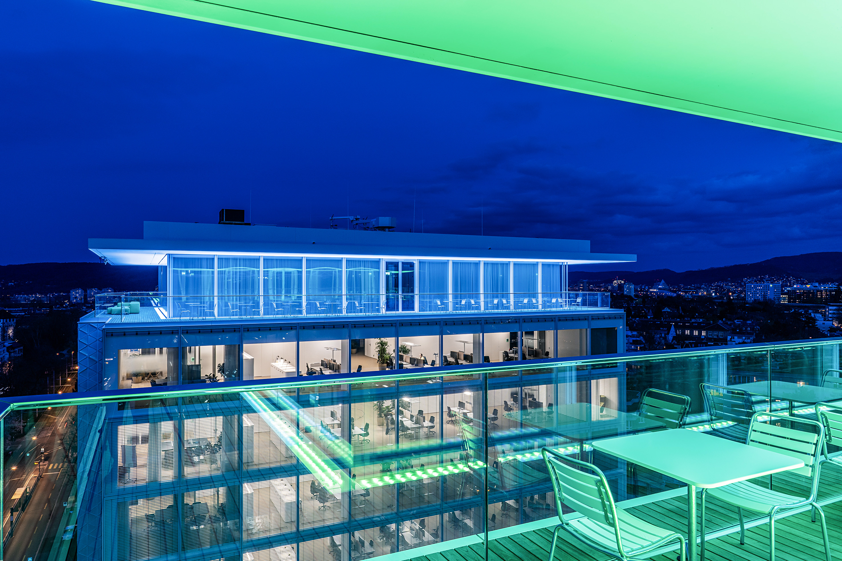 Nachts leuchten die beiden Türme des Helvetia Campus gemäss dem Lichtkonzept des renommierten Künstlers James Turrell. Über 20’000 LED-Lampen sorgen dabei für die notwendige Intensität.