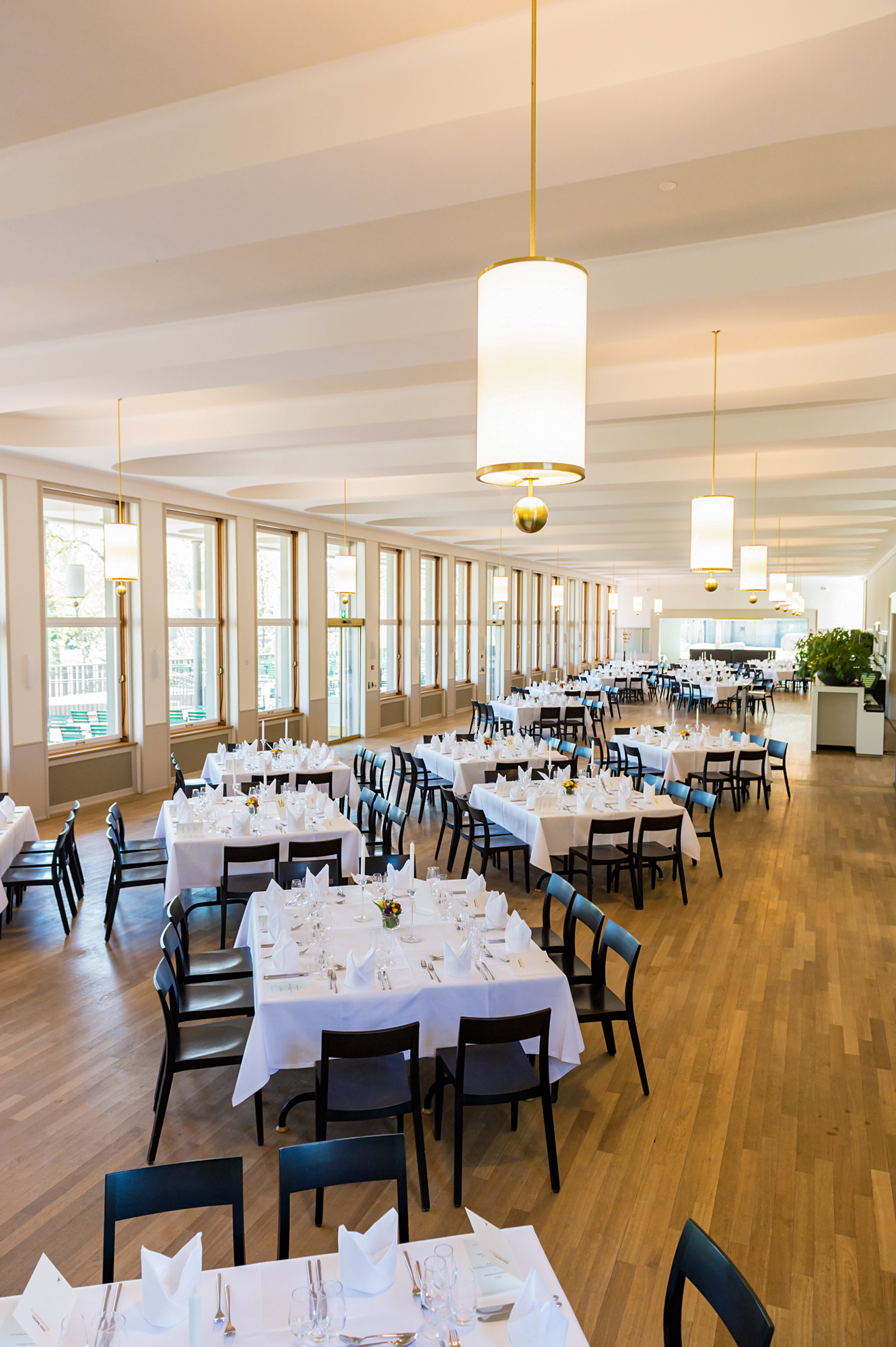 Wo mittags Pommes und Schnitzel auf die Teller kommen, werden abends Galadinners serviert. Dazu wird der Selbstbedienungsbereich zum faszinierenden Festsaal für bis zu 400 Personen umgebaut.