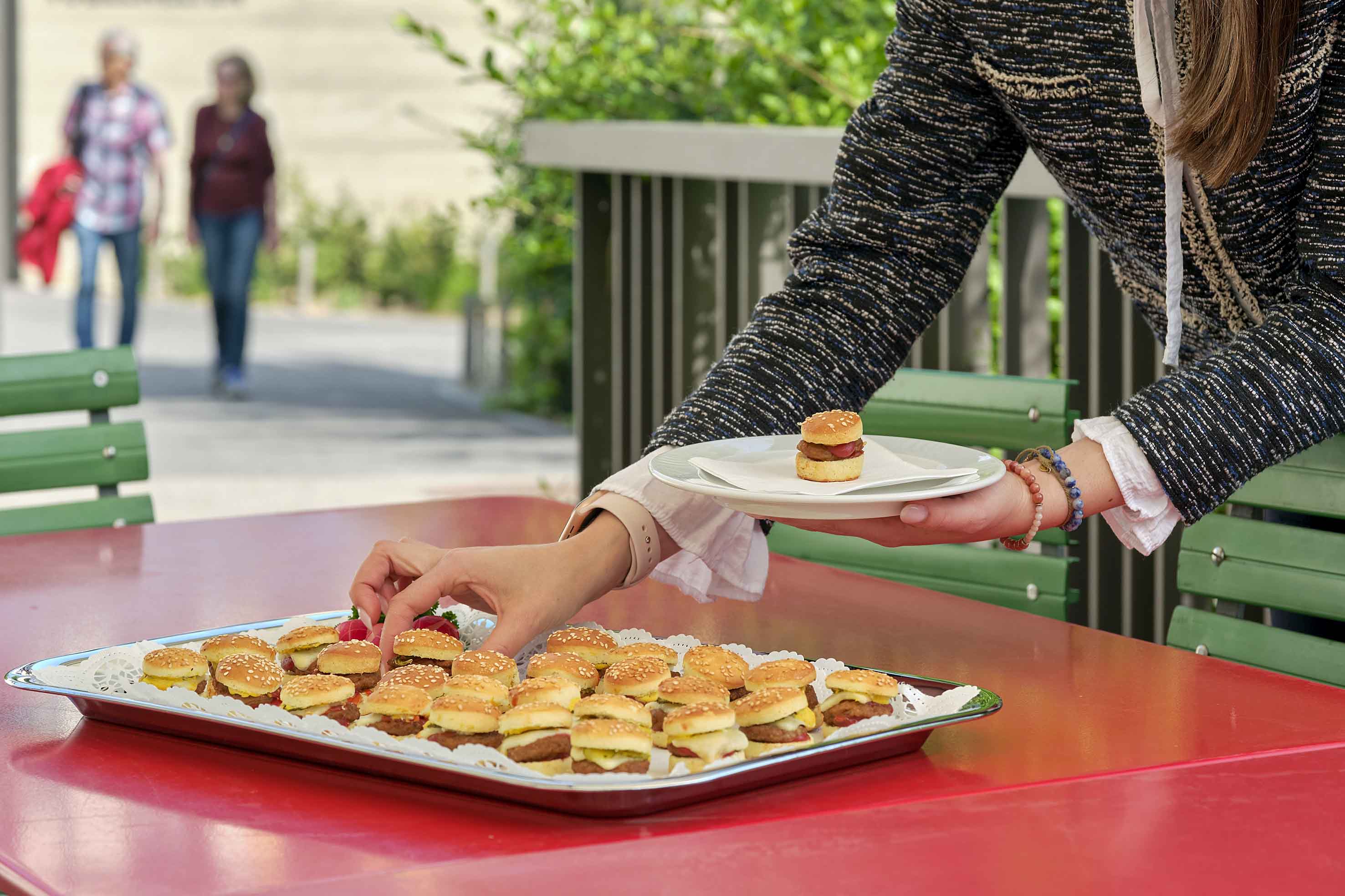 Das einfache Handling überzeugt – in drei Minuten sind die Mini Burger Classic und Cheese aufgebacken, ein grosses Plus im hektischen Eventalltag.