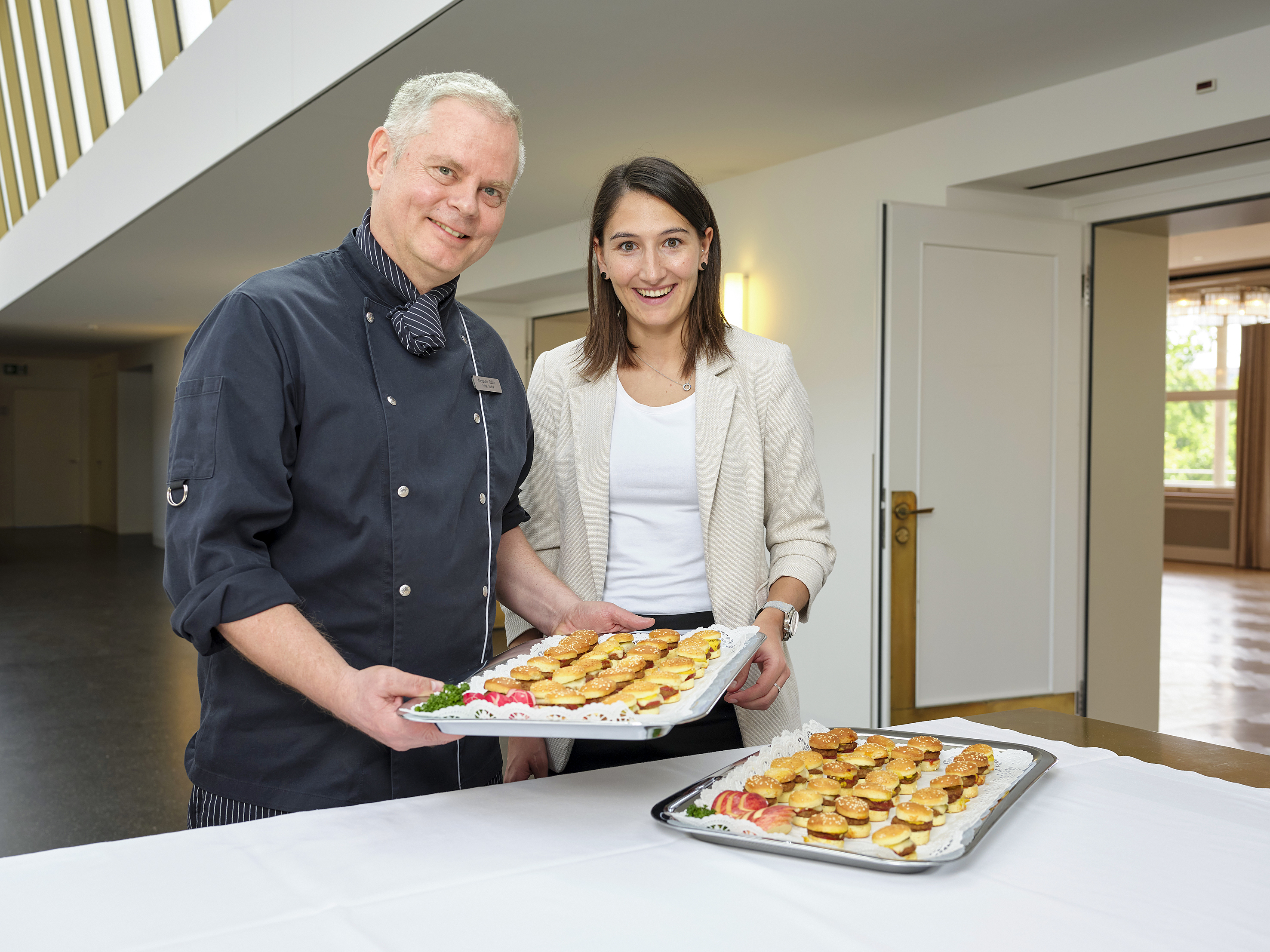 Chefkoch Alexander Zubler schätzt die hohe Qualität der Mini Burger und die Zusammenarbeit mit der sympathischen Sabrina Petriella, Key Account Manager bei der Delico AG.