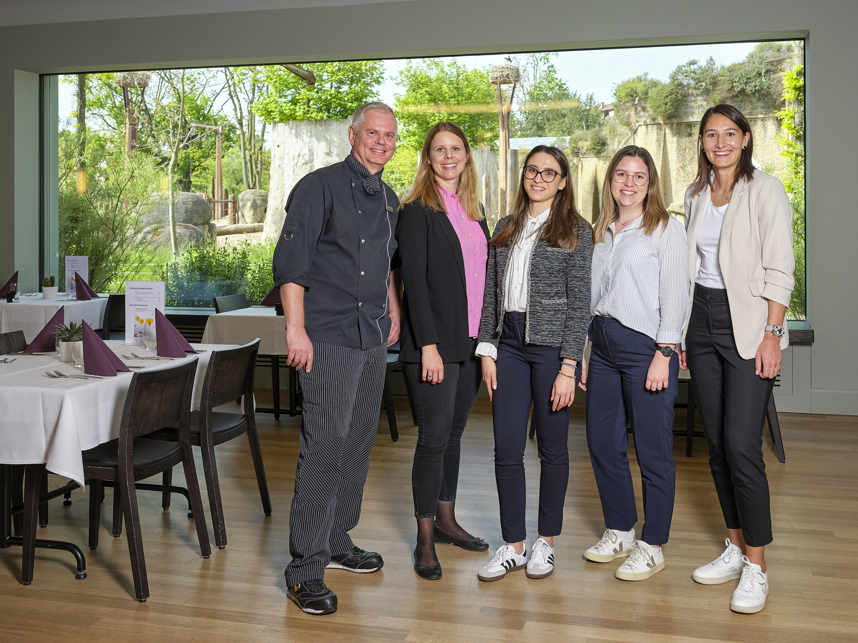 Gute Produkte, gute Partnerschaften – darauf legt Alexander Zubler, Leiter Küche der Zoo Basel Restaurants, viel Wert – hier mit Fabienne Lauber, Mitarbeiterin Marketing, Kommunikation und Public Relations beim Zoo Basel, Larissa Lanzilotto, Product Manager, Jana Inauen, Assistant Product Manager, und Sabrina Petriella, Key Account Manager bei der Delico AG (v.l.)