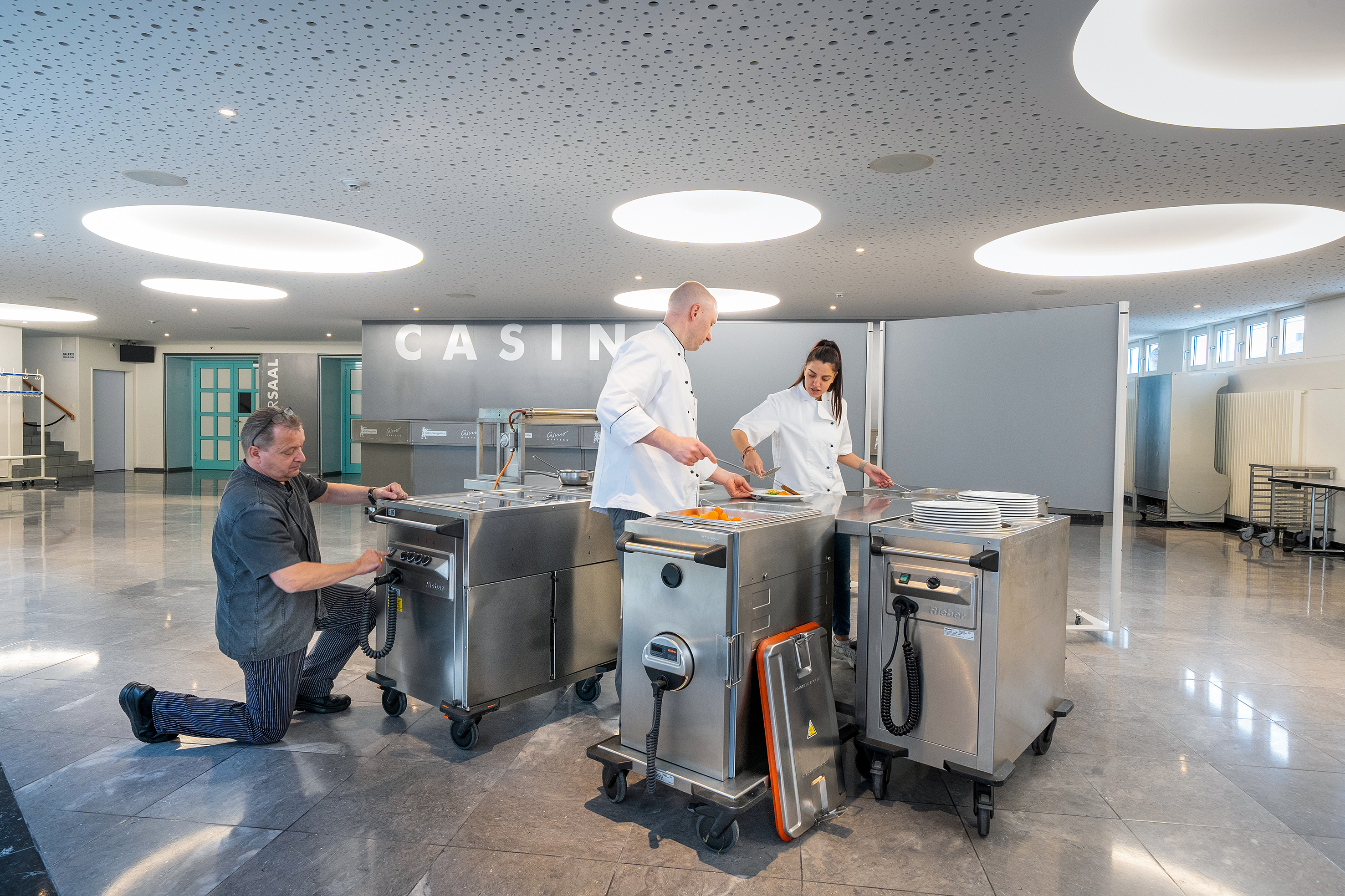 Die fahrbaren Transport-, Zubringer- und Speisewagen aus Chromstahl können zur mobilen Küche formiert werden und erlauben eine effiziente Speiseausgabe für den Catering- oder Bankettservice.