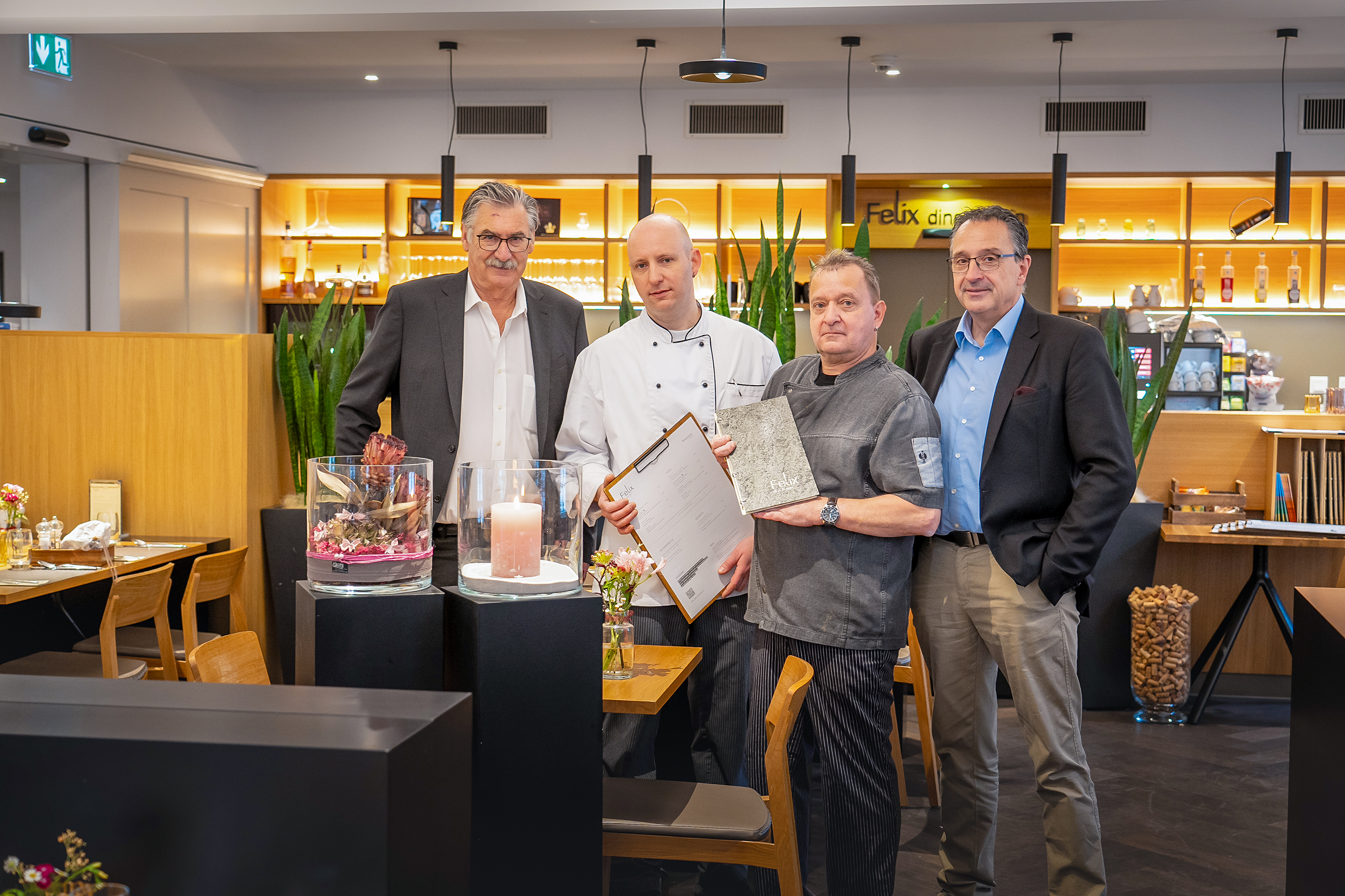 Die Zusammenarbeit funktioniert wunderbar (v.l.): Peter Kocher, Geschäftsführer der Firma Rieber Alinox AG, Stefan Huber, Pächter des Felix dine & sein im Kulturzentrum Casino Herisau, Helmut Huber, Küchenchef, und Bruno Ulrich, Verkaufsleiter bei Rieber Alinox AG.