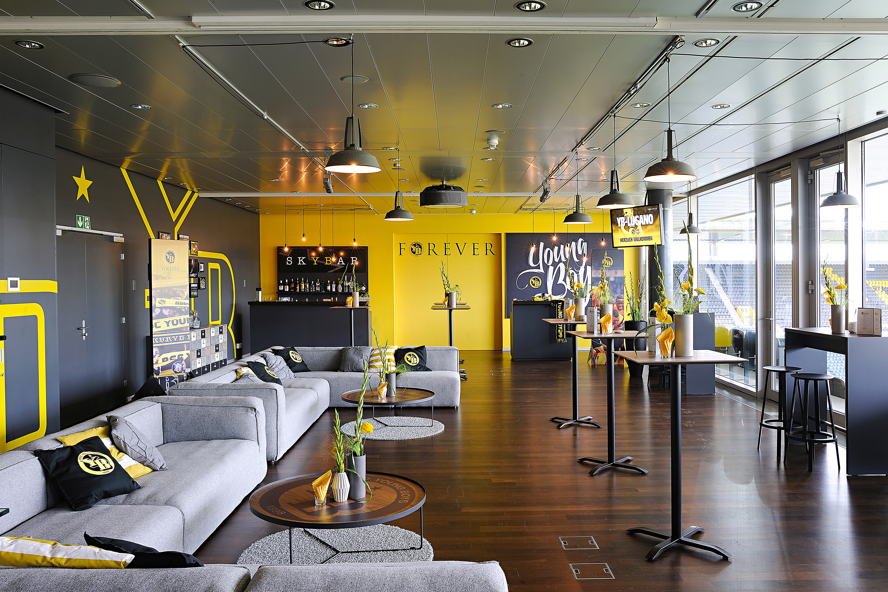 Die Sky-Lounge bietet VIP-Gästen die Möglichkeit, Spiele und Konzerte im privaten Rahmen oder im Rummel der Aussentribüne zu geniessen.