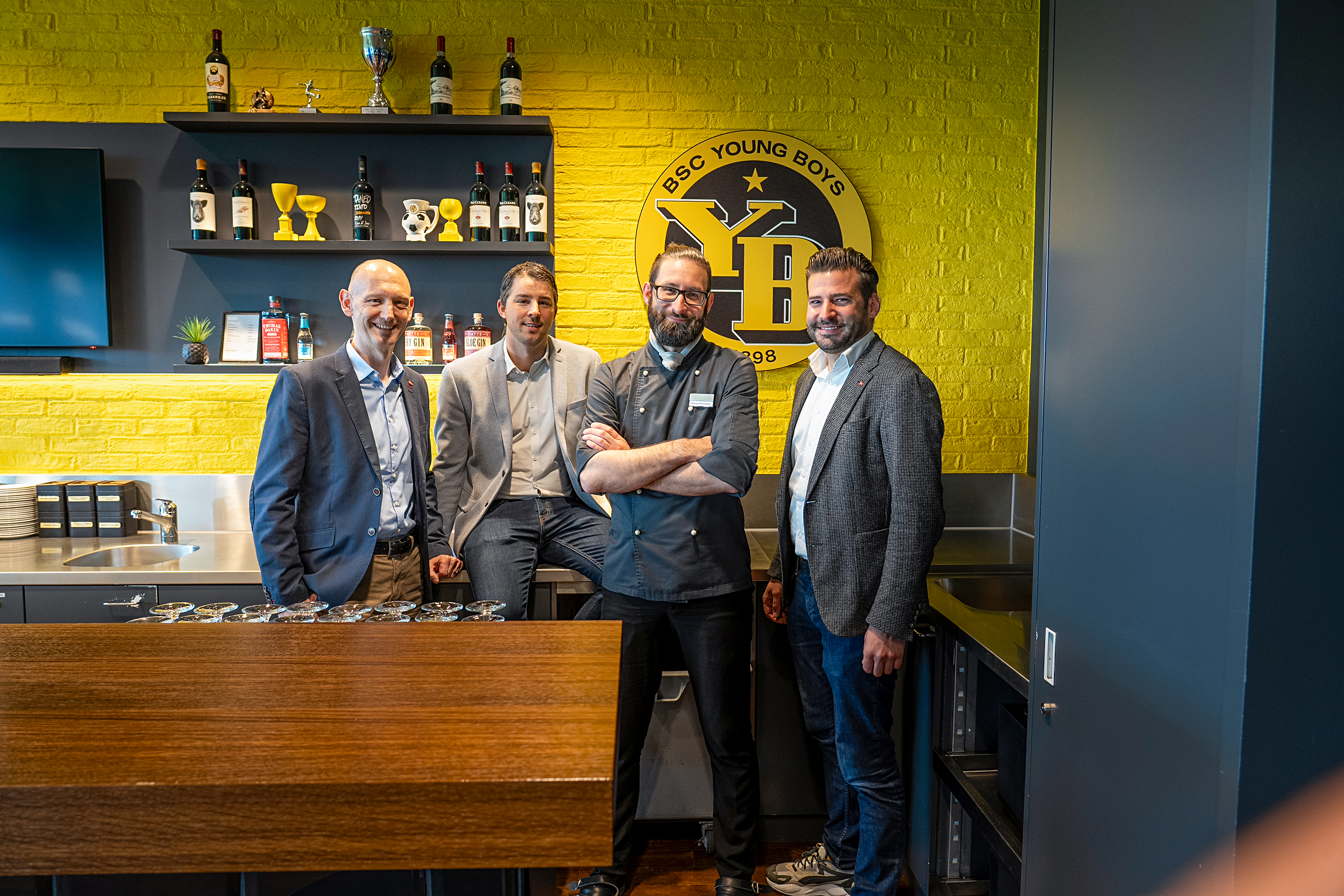 Eine Herzensangelegenheit - die Zusammenarbeit von Transgourmet mit YB Gastro AG (v.l.): Marcel Wenger, Key Account Manager bei Transgourmet, Martin Geiger, Head of YB Gastro, Küchenchef Matthias Röthlisberger und Patrice Hitz, Leiter Kommunikation, Sponsoring & Events bei Transgourmet.