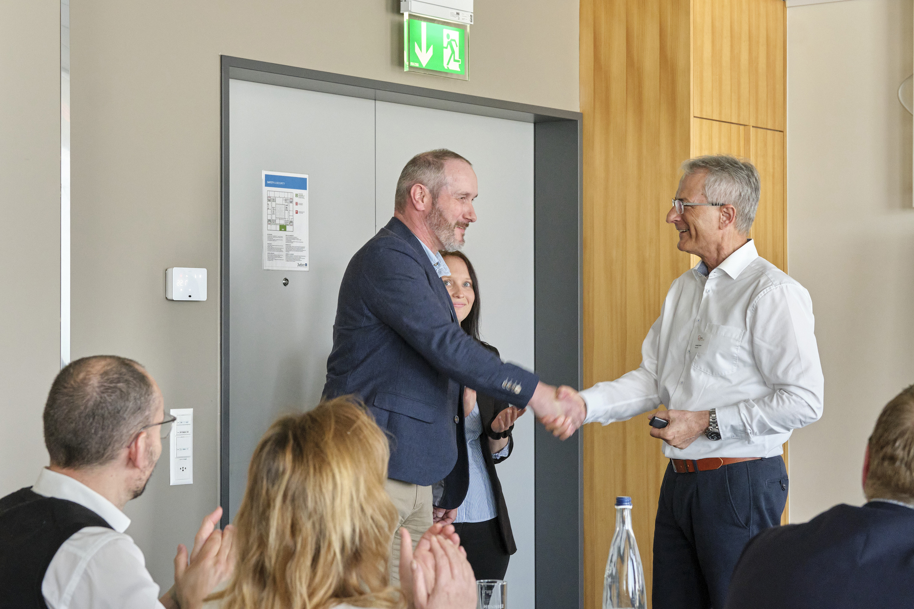 Geschäftsstellenleiter Rolf Andres wird von Davor Bratoljic begrüsst.