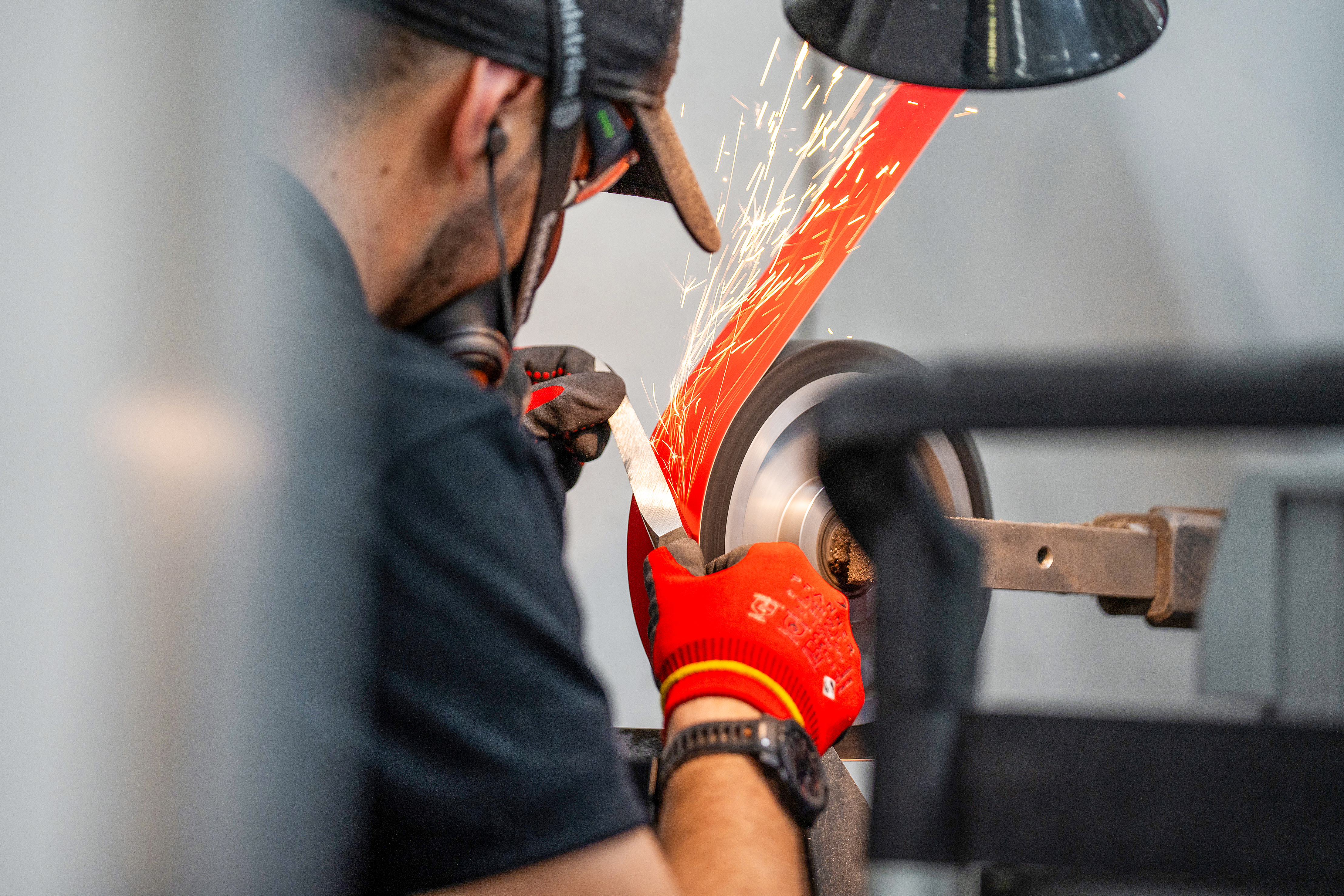 Im Emmental geschmiedet, in Biel gefertigt: In der sknife Manufaktur wurden bereits über 40 000 Messer produziert.