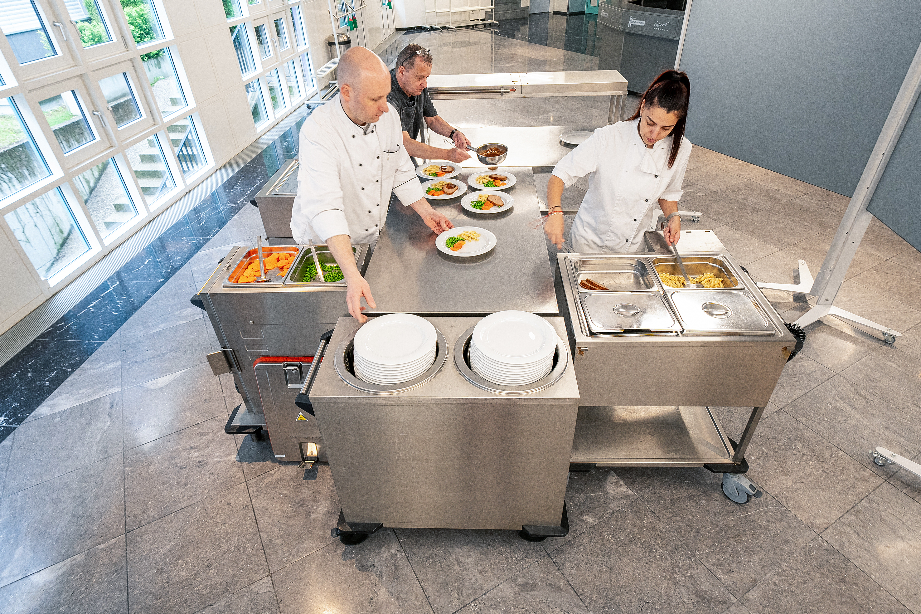 Ein eingespieltes Team, das dank einer mobilen Küche von Rieber effizient arbeiten kann.