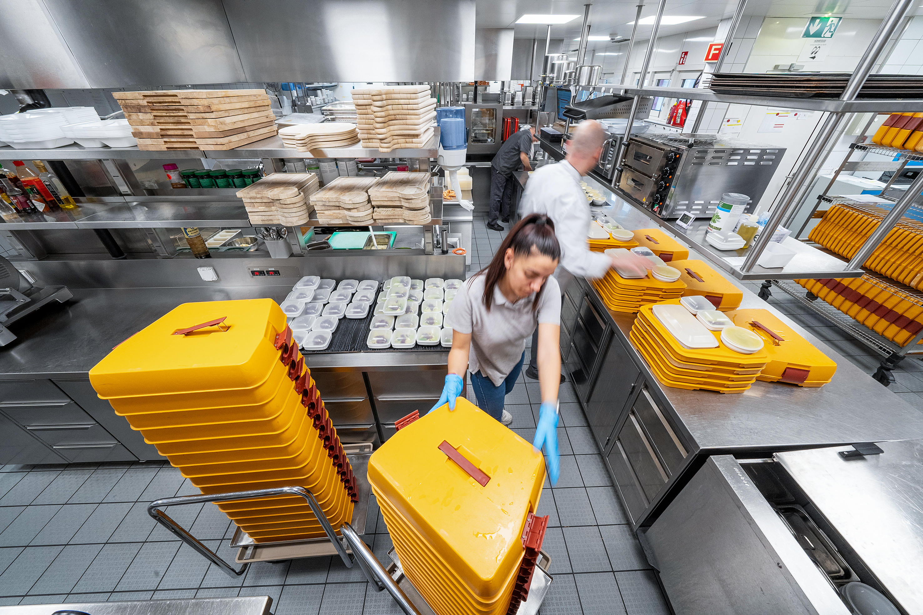 In der Küche des Felix dine & sein werden nicht nur Mittag- und Abendessen zubereitet, sondern dank praktischer Lösungen von Rieber auch Speisen für Catering und Home-Food-Service.
