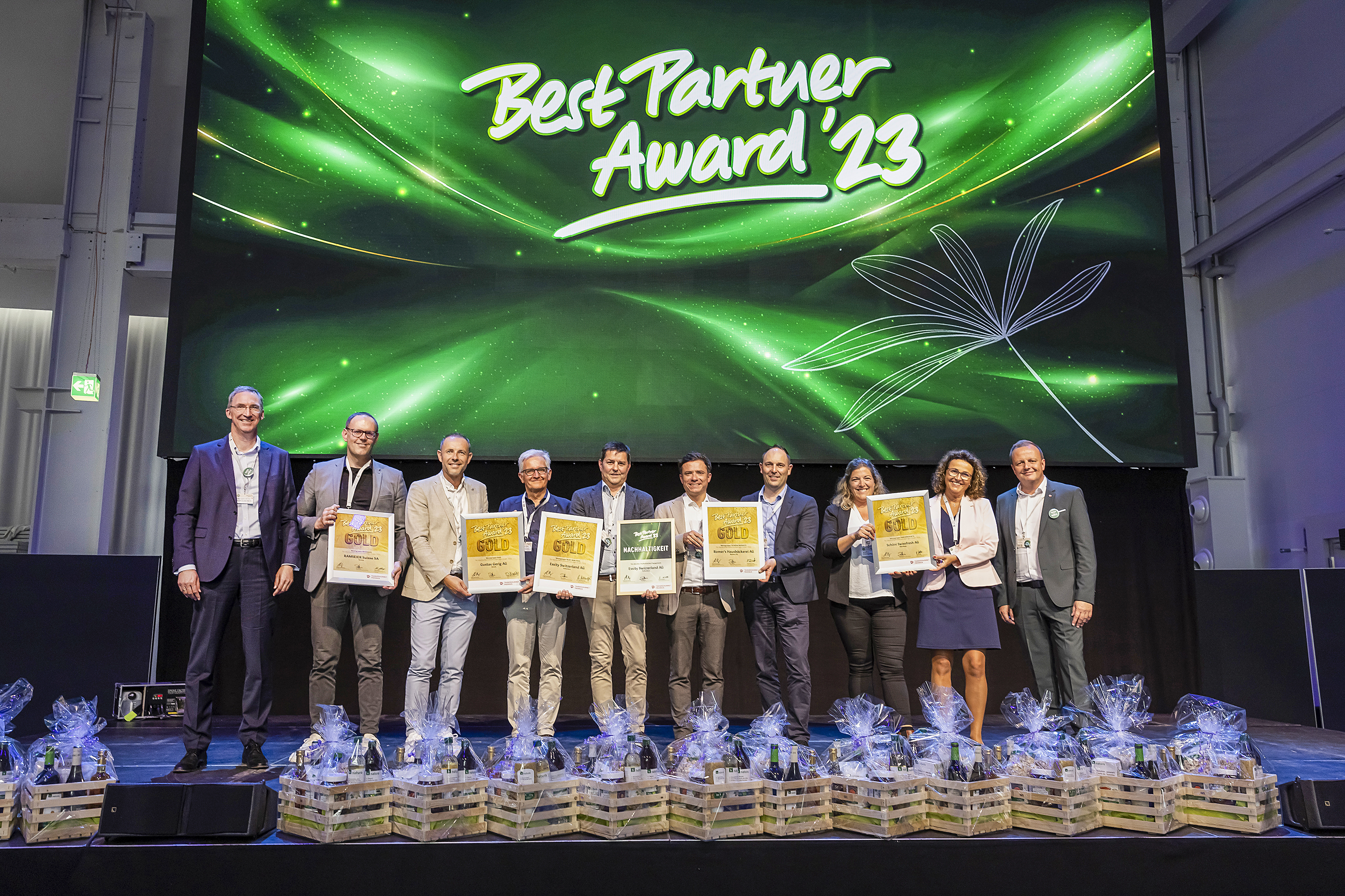 Fünf Gewinner, flankiert von Philipp Dautzenberg (l.) und Pascal Krebs (r.) von Transgourmet/Prodega, erhielten ein Gold-Diplom: Marco Clavadetscher, Ramseier Suisse SA, Roland Bucher und Ulrich Meier, beide Gustav Gerig AG, Roger Renggli, Essity Switzerland AG, Raymond Nef und Ralph Diggelmann, Romer’s Hausbäckerei AG, Simone Franz und Andrea Schöni, beide Schönis Swissfresh AG (v.l.). 