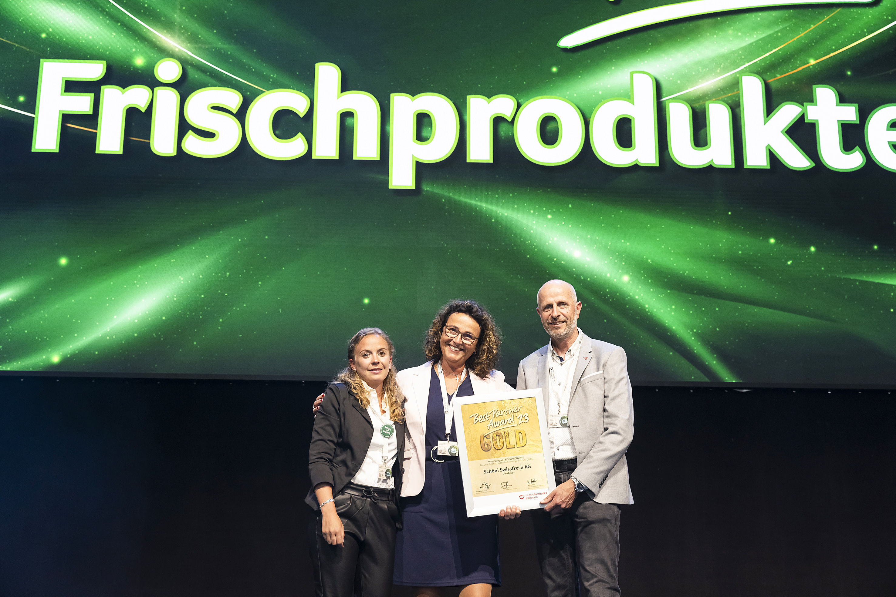 Valerie Hofer und Laurent Bersier von Transgourmet/Prodega übergaben Andrea Schöni von der Schöni Swissfresh AG (Mitte), das Golddiplom in der Kategorie Frischprodukte.