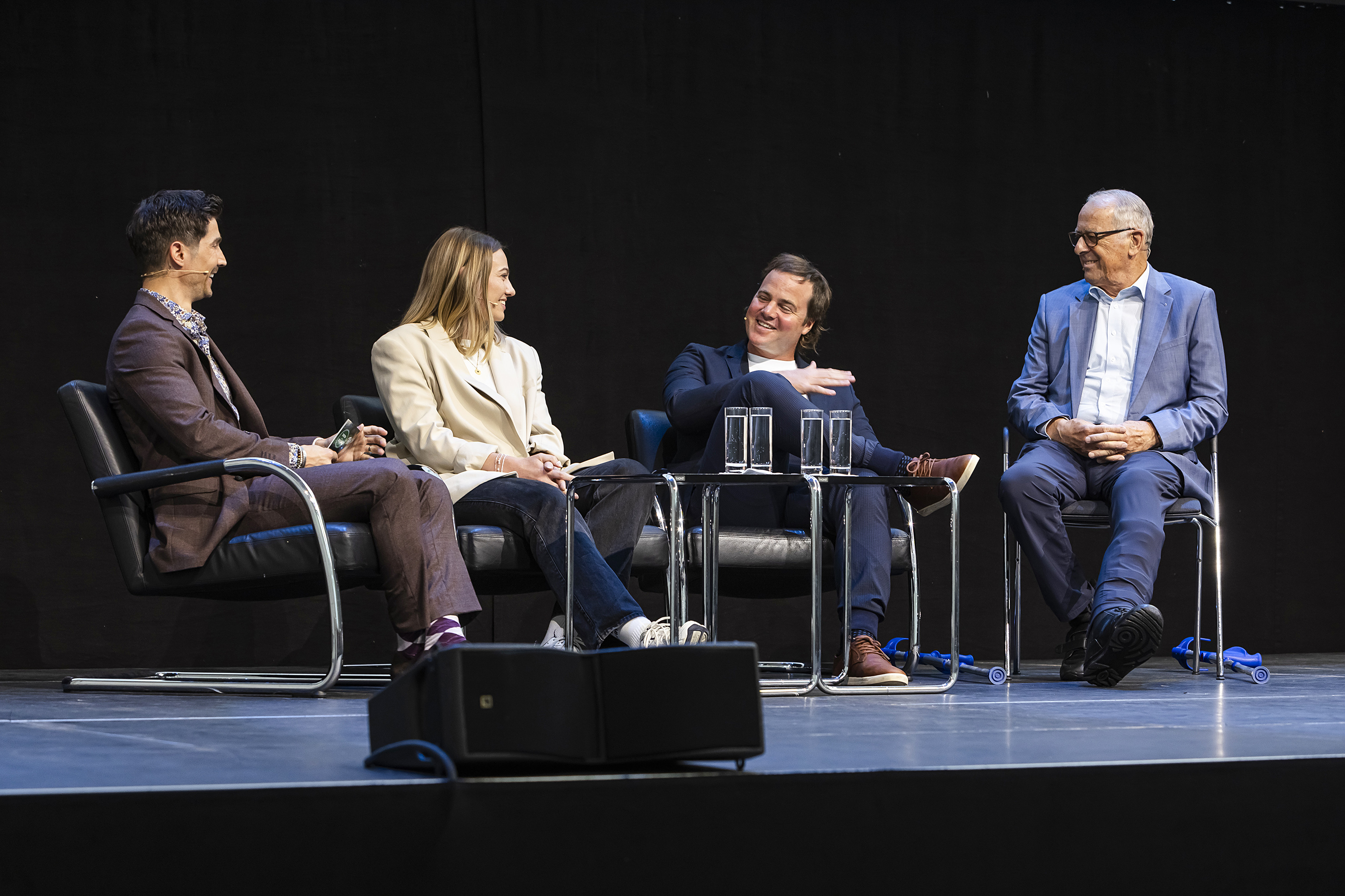 Podiumsdiskussion mit Moderator Tobias Müller, Handball-Nationalspielerin Lea Schüpbach, Ex-Skirennfahrer Marc Berthod und Alt-Bundesrat Adolf Ogi  (v.l.).