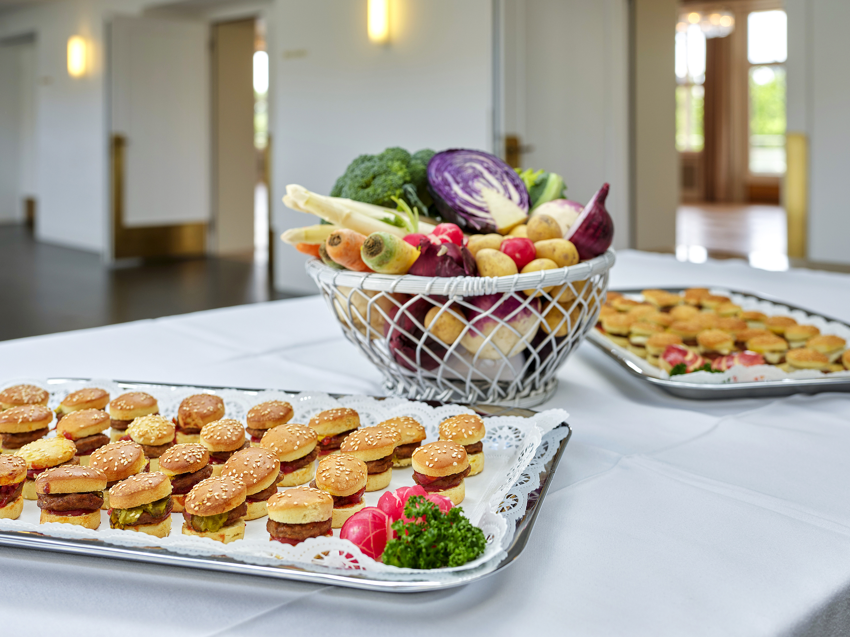Sie punkten mit gutem Aussehen, ohne Abstriche bei den inneren Werten zu machen: Knusprige Buns mit feinstem Schweizer Rindfleisch und bei Cheese zusätzlich einem Scheibchen Schmelzkäse in der Mitte.