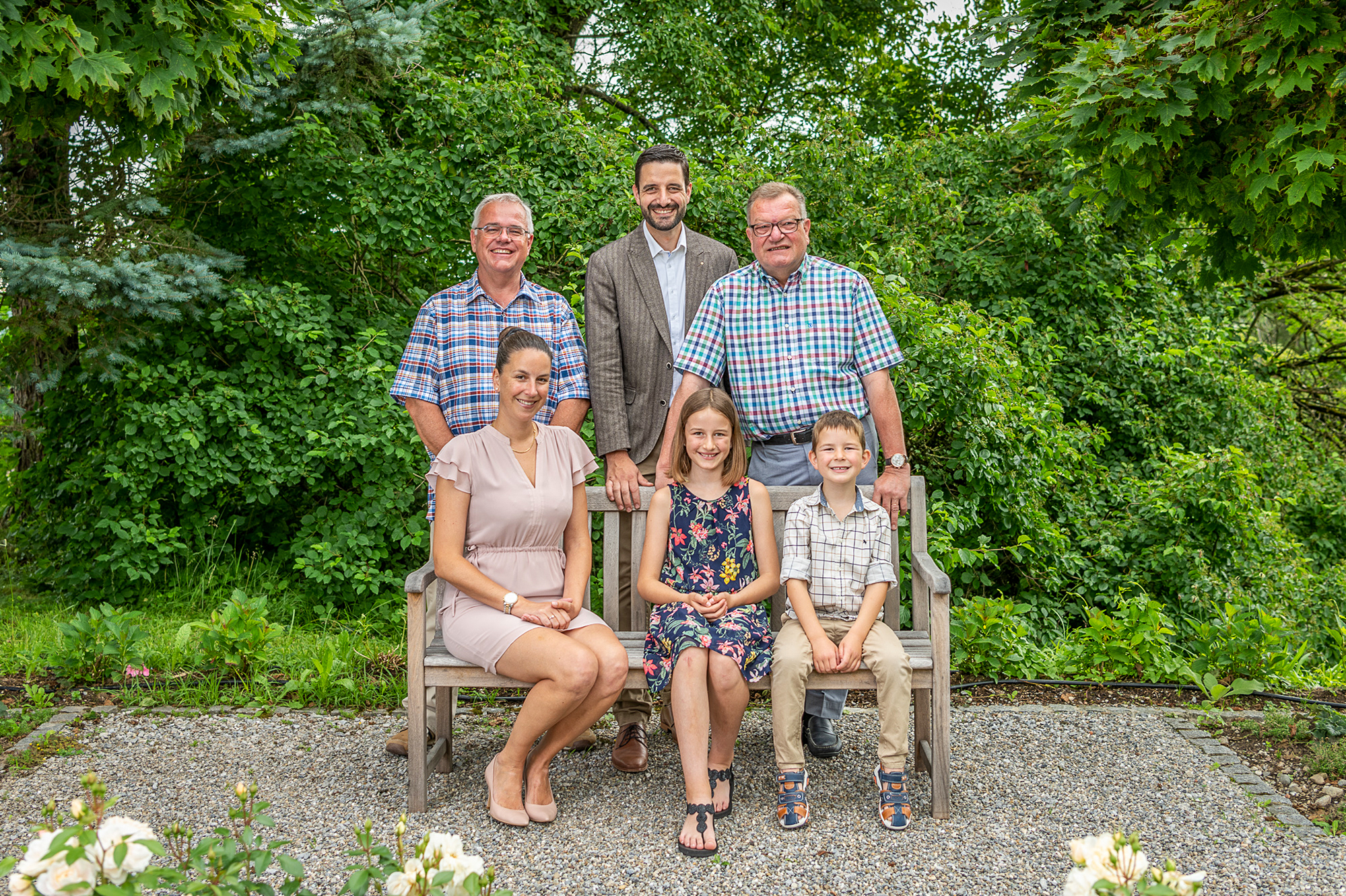 Drei Generationen Waldmannsburg: Die Senioren Peter Aegerter und Ruedi Frei sowie die junge Familie, bestehend aus Fabian und Caroline Aegerter und den Kindern Sophie und Jan.