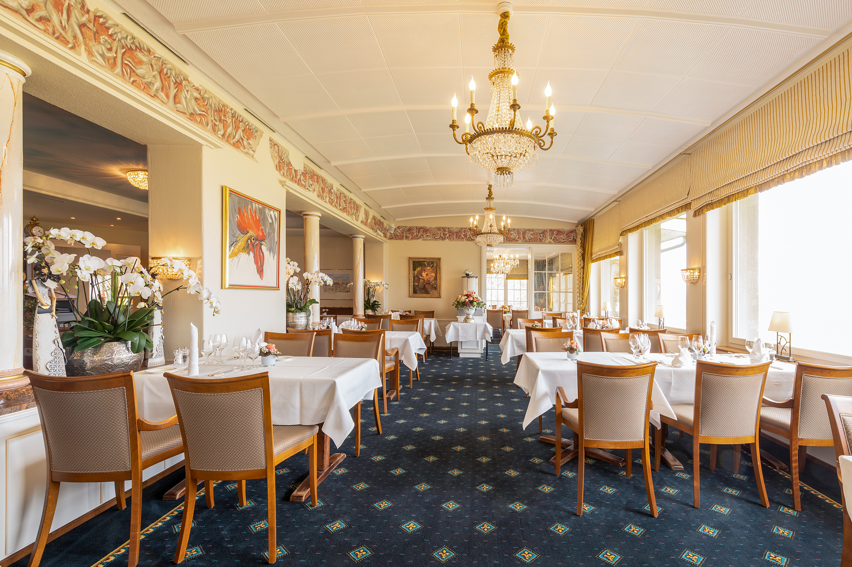 Auch vom Speisesaal aus hat man durch hohe Fenster einen wunderschönen Ausblick.