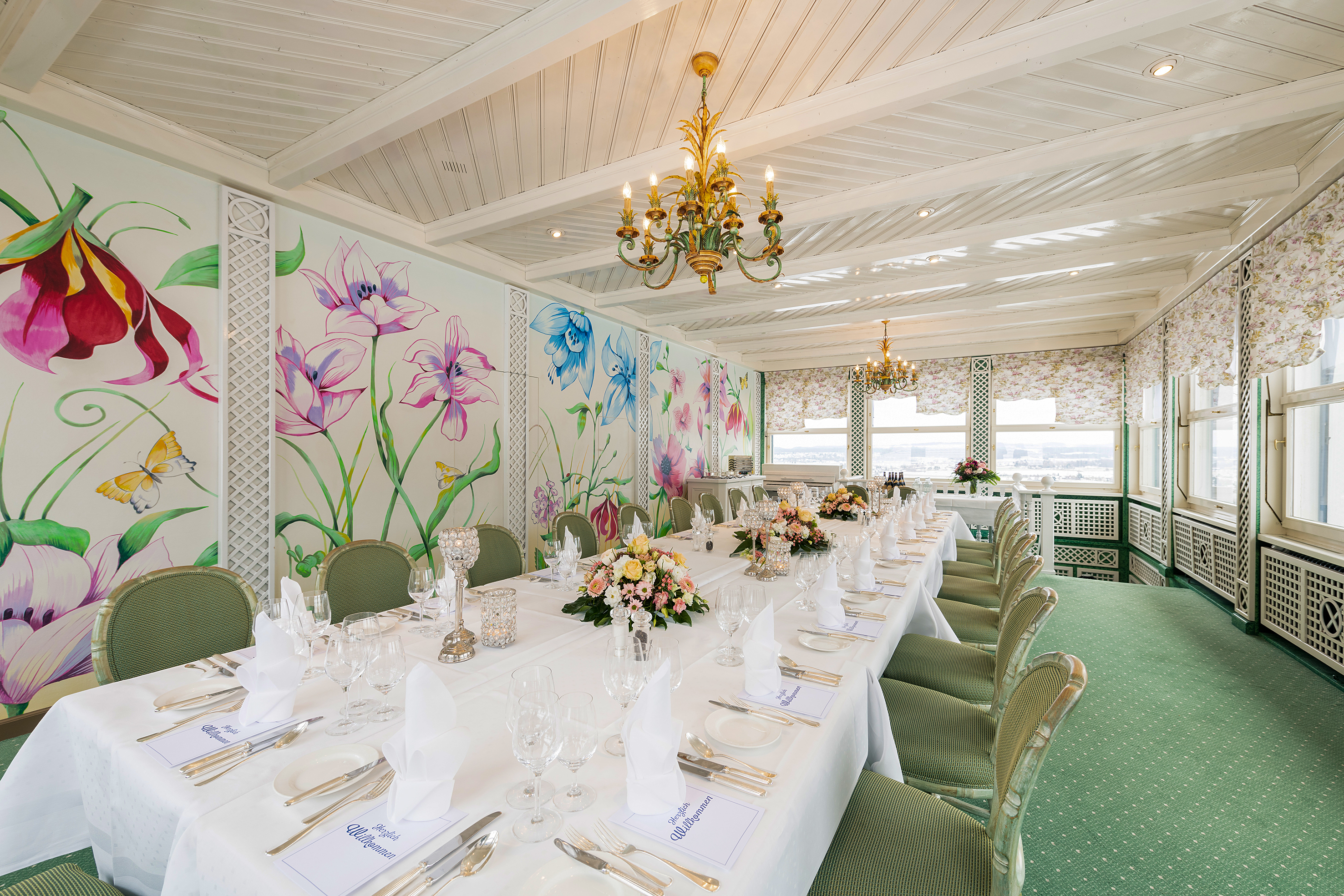 Verschiedenste Räume stehen in der Waldmannsburg zur Verfügung. Im Bild: Der Gartensaal mit bis zu 40 Plätzen und einem beeindruckenden Blumen-Bild von Arthur Gautschi.