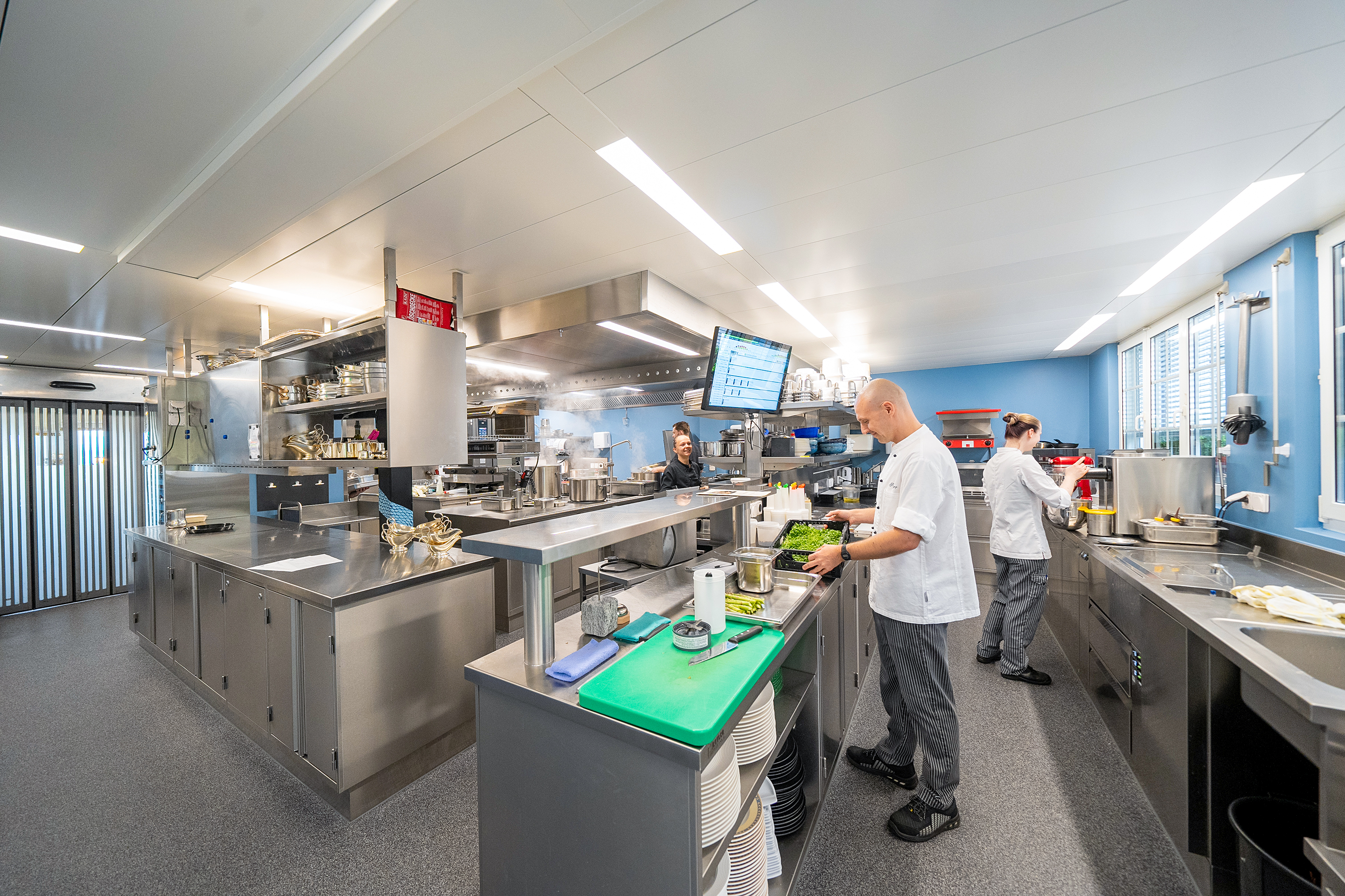 Nach dreissig Jahren wurde die Küche Anfang 2024 komplett erneuert. Links: Der neue, drei Meter lange Küchenpass.