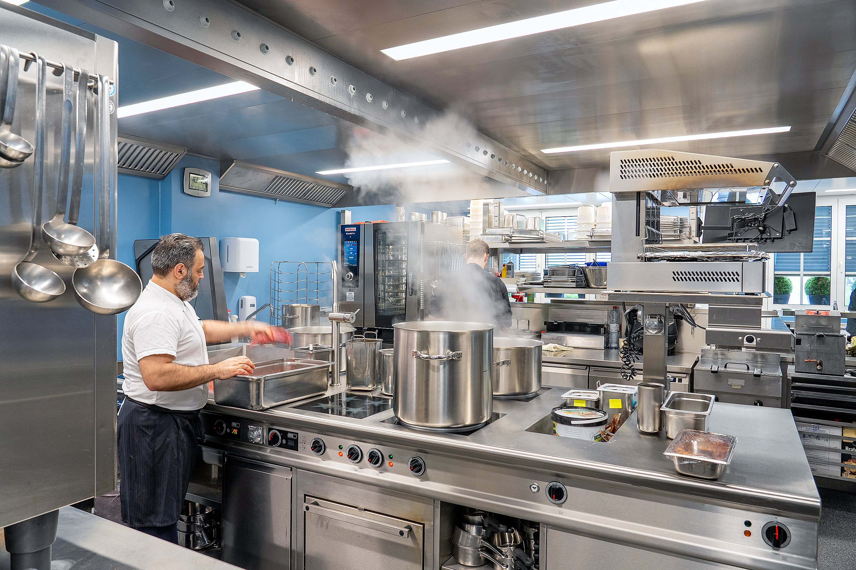 Das Herzstück der neuen Küche: Die massgefertigte Induktionsherdanlage der Menu System AG (St. Gallen).