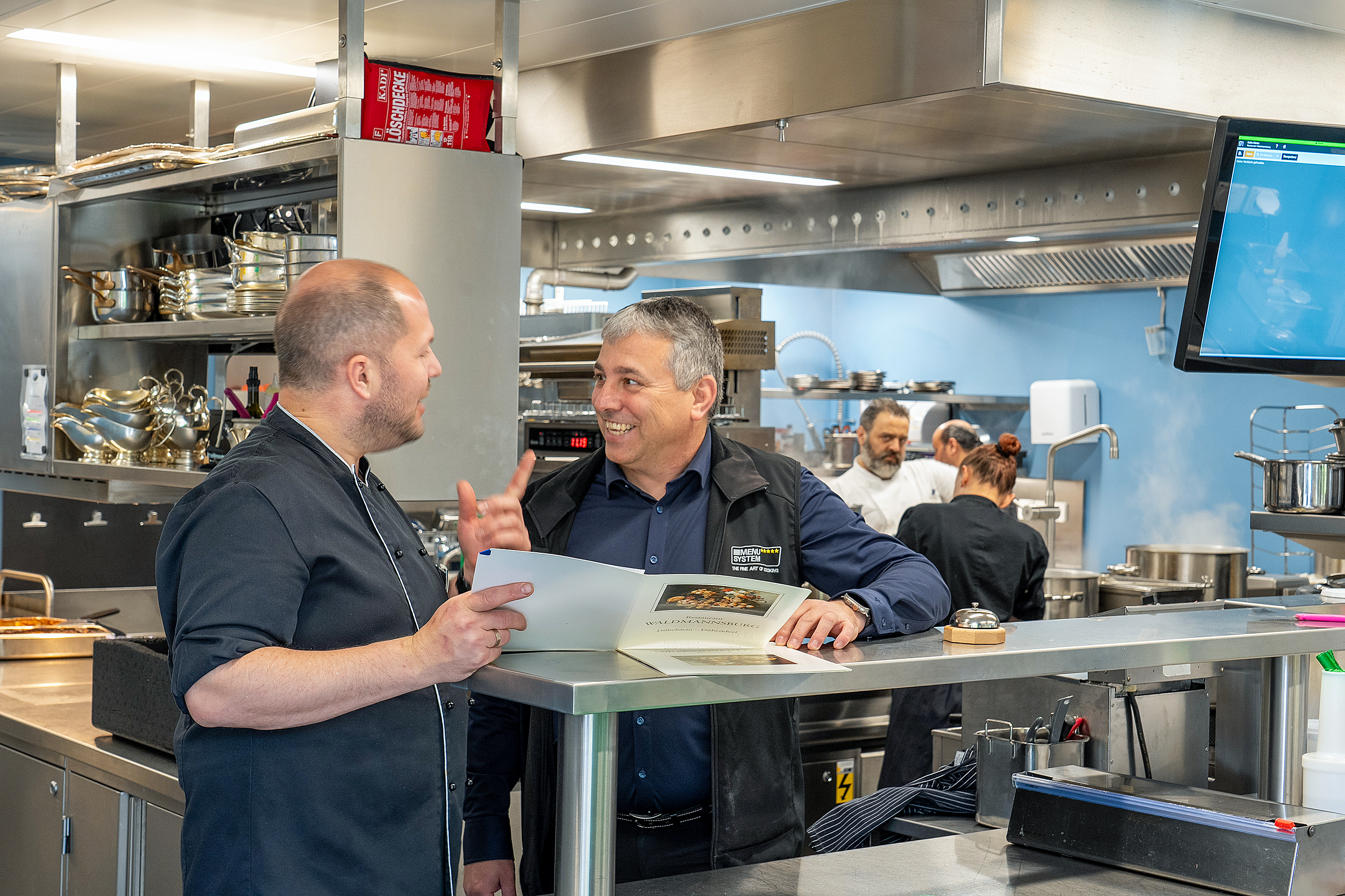 Zwei gelernte Köche im Gespräch: Küchenchef Daniel Thierwächter und Marco Diolaiuti, Gebietsverkaufsleiter der Menu System AG.