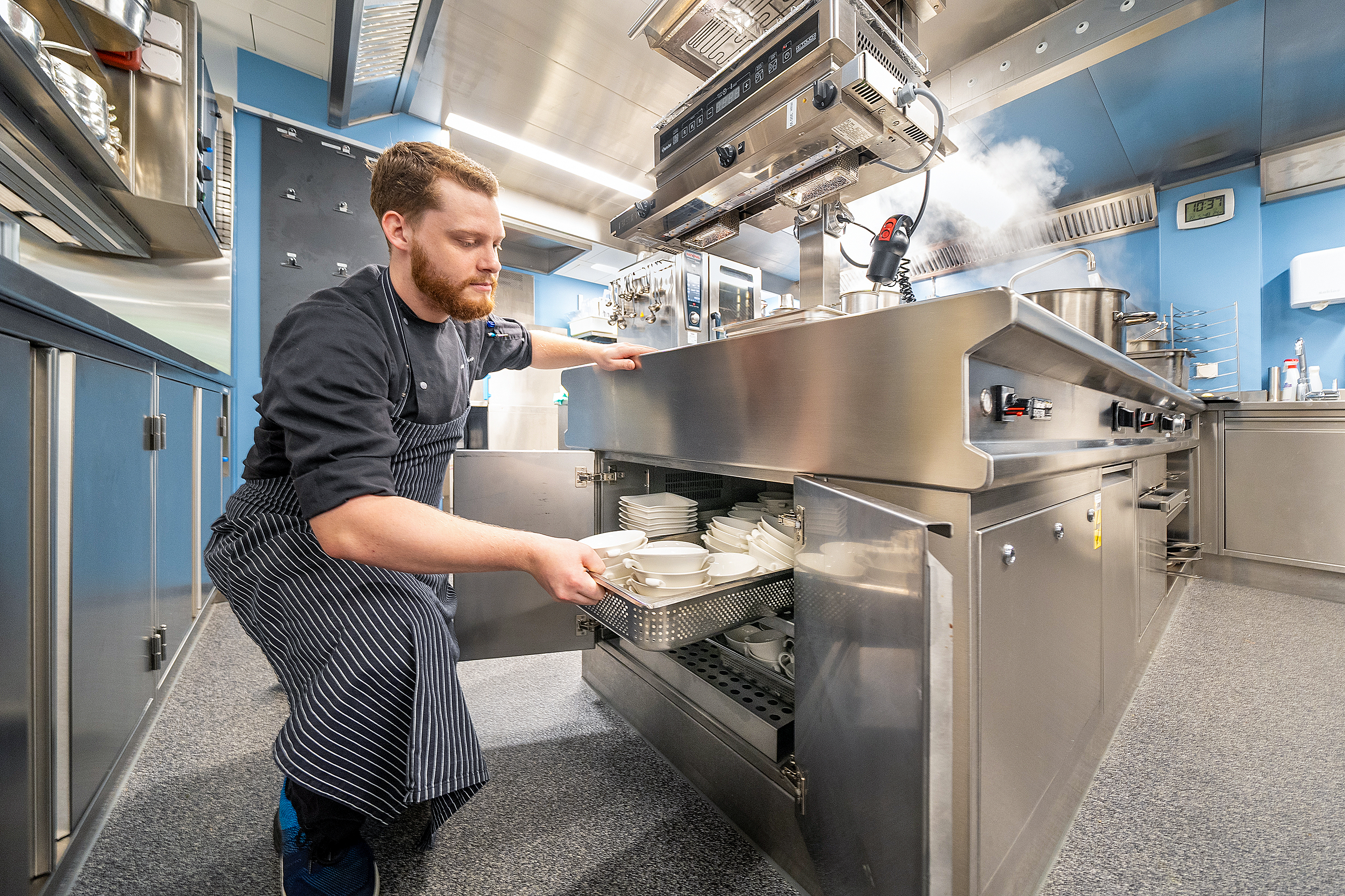 Clever: Vorne im Herdblock ist ein Wärmeschrank eingelassen, aus dem direkt das Geschirr zum Anrichten genommen werden kann.