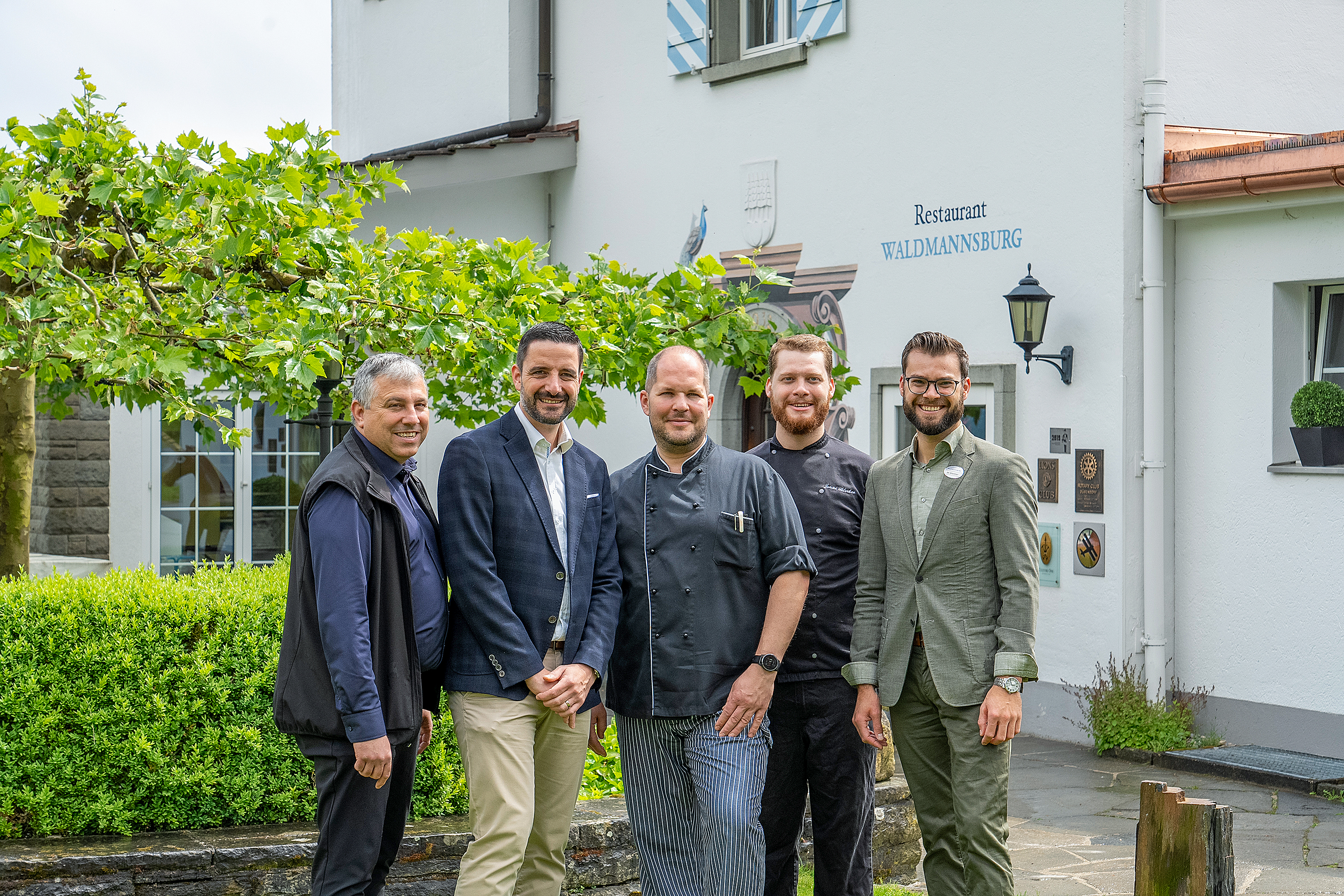 Von links: Marco Diolaiuti, Gebietsverkaufsleiter der Menu System AG, mit Fabian Aegerter (Inhaber/Geschäftsführer), Daniel Thierwächter (Küchenchef), Jonas Bleiker (Stv. Küchenchef) und Matthias Bleiker (Stv. Geschäftsführer) der Waldmannsburg.