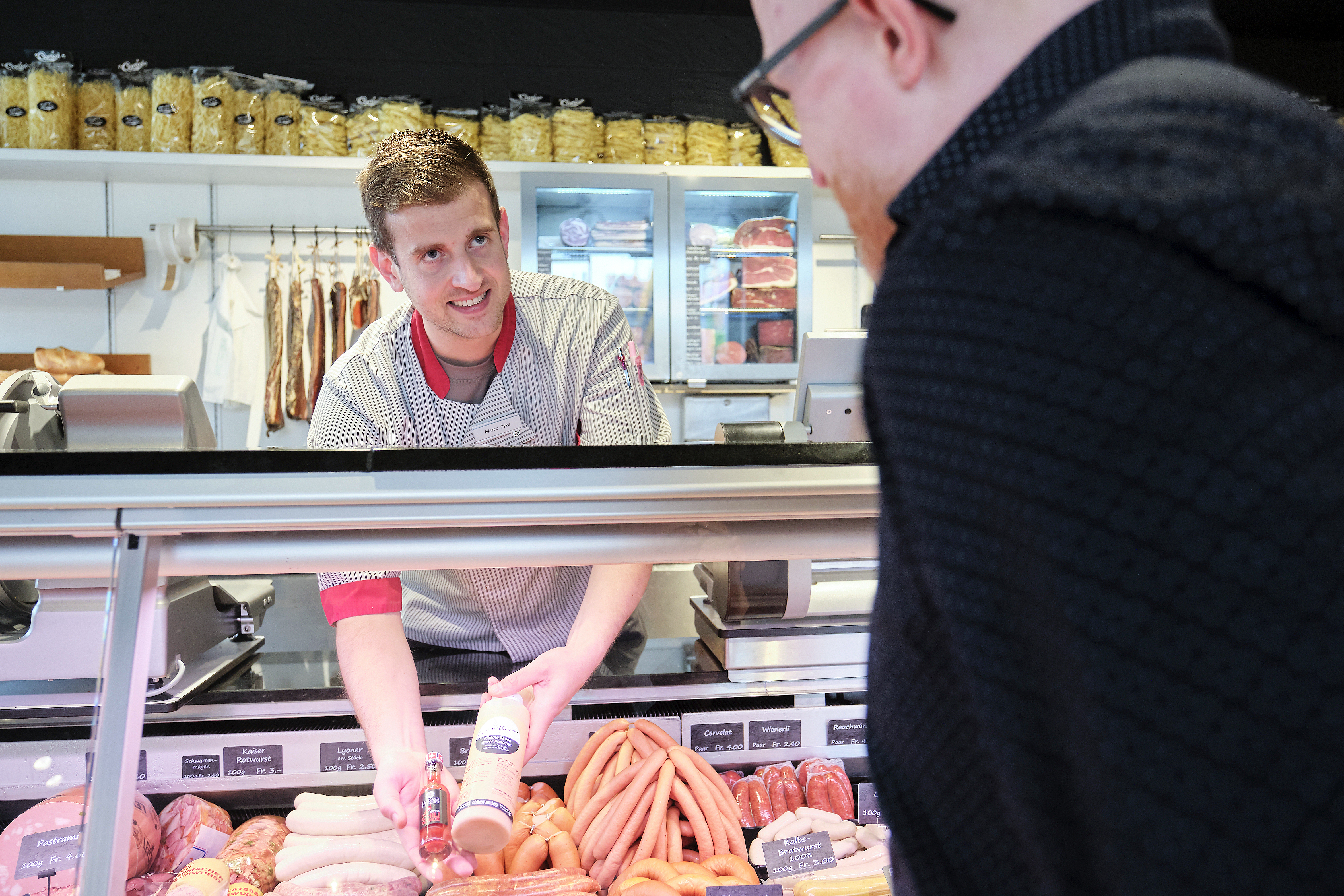 Die Mitarbeitenden wissen die Kundschaft mit dem passenden Rezept zu beraten. Für die Arbeit im Vordergrund wechseln sich die Fleischfachleute regelmässig ab.