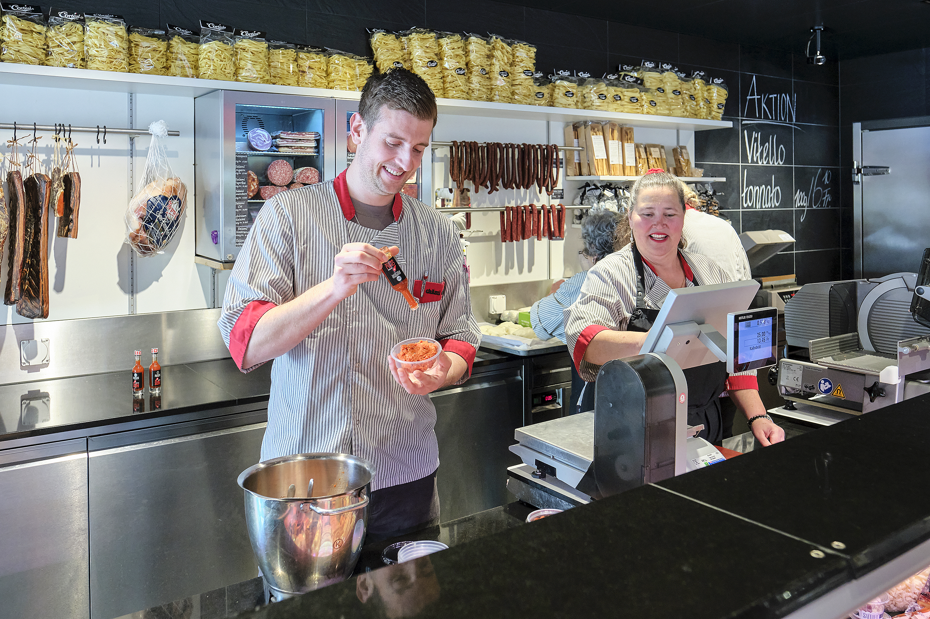 Die fruchtige Schärfe der Baergfeuer Chilisauce überzeugte die Macher der Chämi Metzg schon lange und wird heute in diversen Produkten eingesetzt, so auch in der Grundsauce fürs Fleisch-Tatar und in den Fonduesaucen.