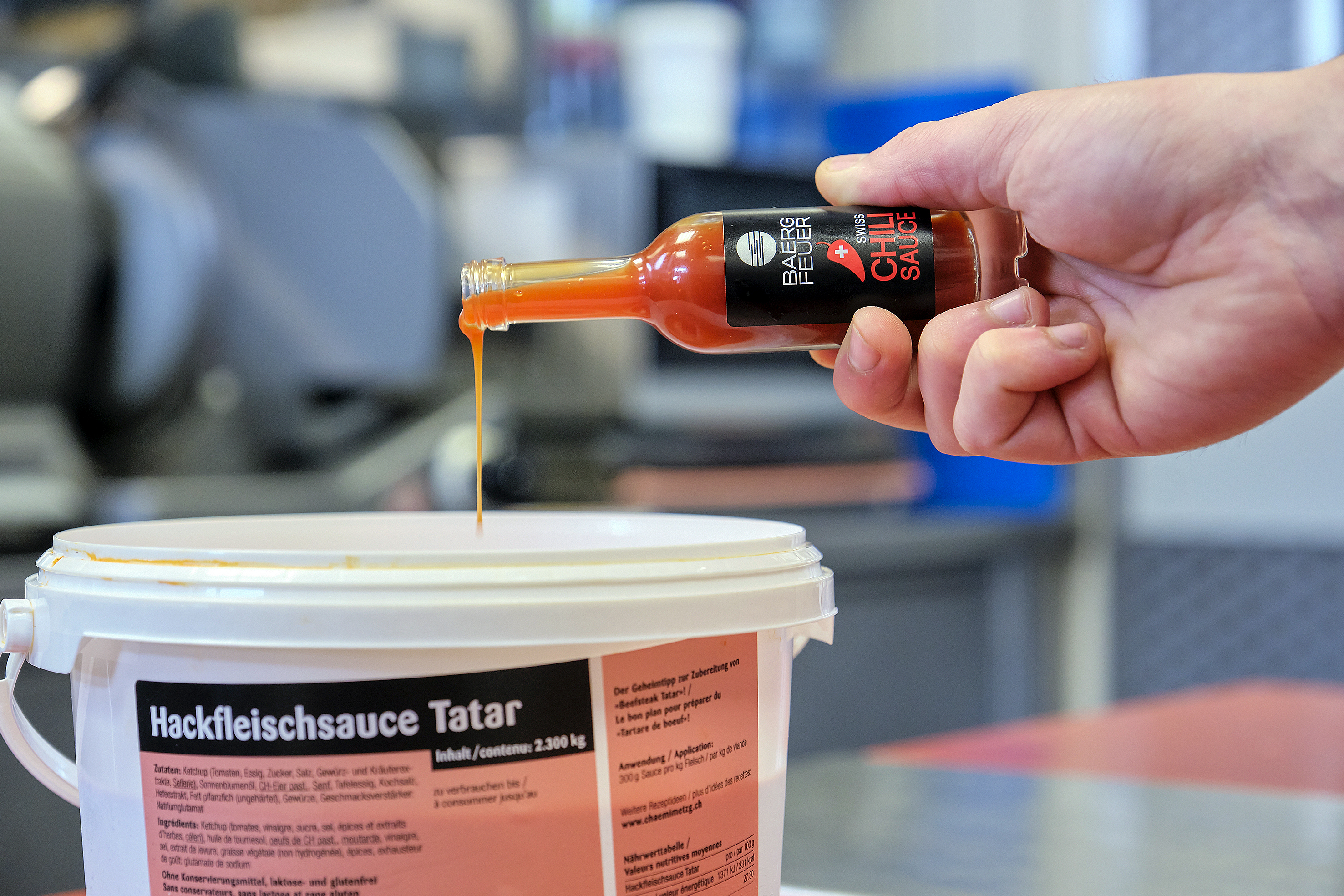 Ein paar Tropfen der feurig-scharfen Chilisauce verleihen der Sauce den nötigen Pfiff.