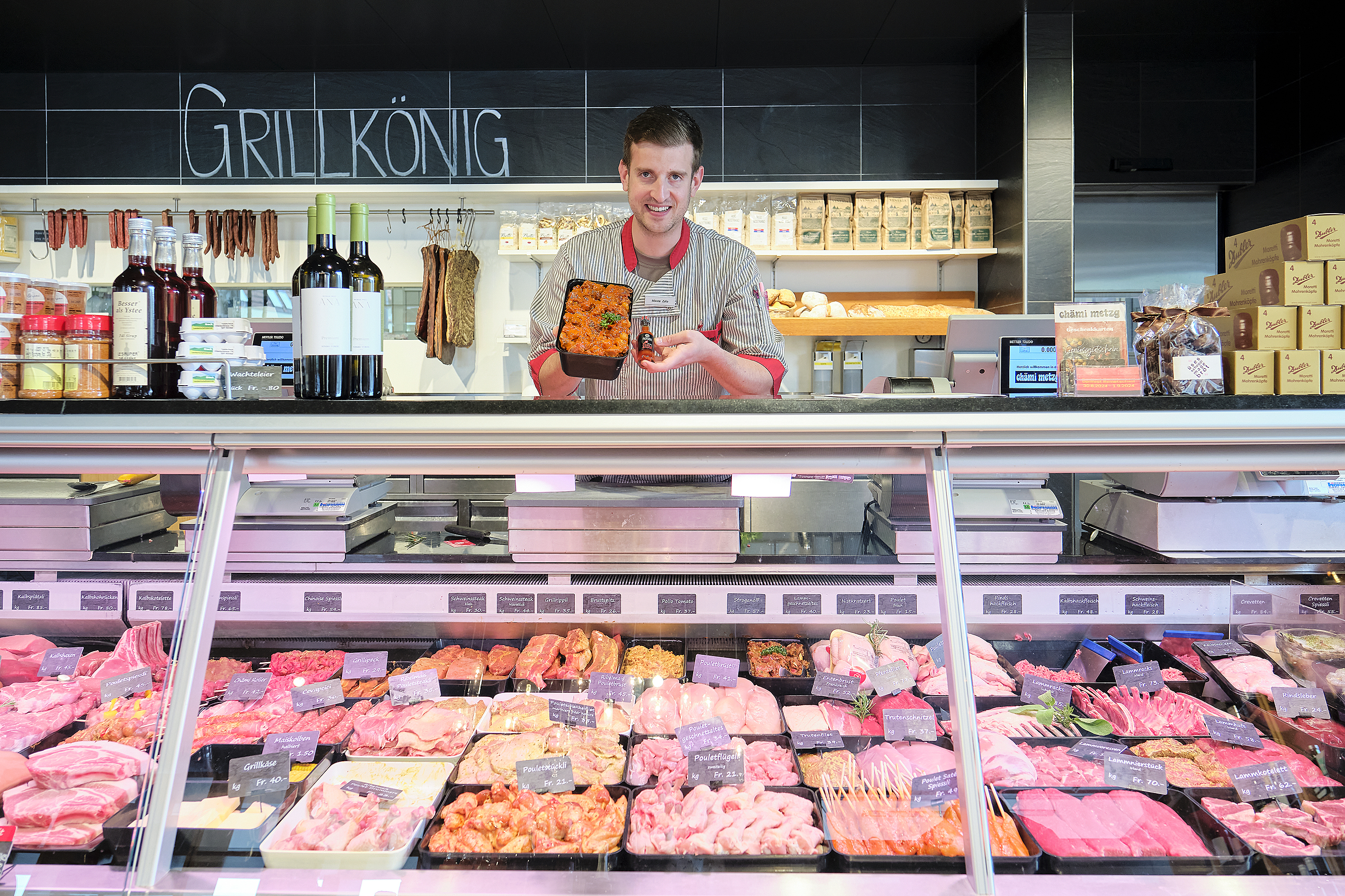 Betriebsleiter Marco Zyka präsentiert das Stroganoff, dass im Laden fixfertig verkauft oder im Partyservice eingesetzt wird. Dabei wird das Fleisch mit der Stroganoff-Sauce vermengt und die Baergfeuer Chilisauce sorgt für eine fruchtige Schärfe.