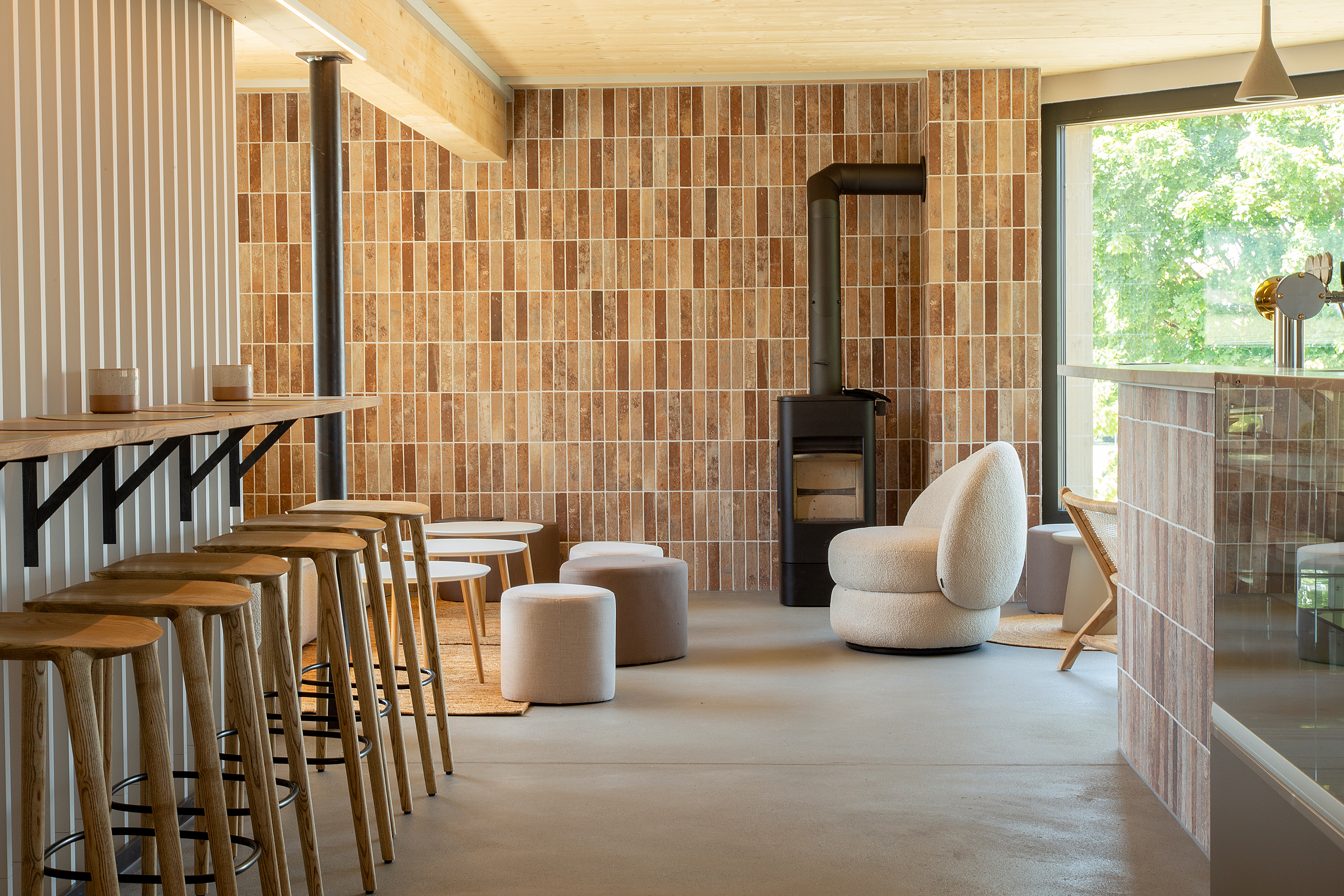 Die Sofaecke befindet sich neben der Bar, der Ofen sorgt für eine gemütliche Atmosphäre.