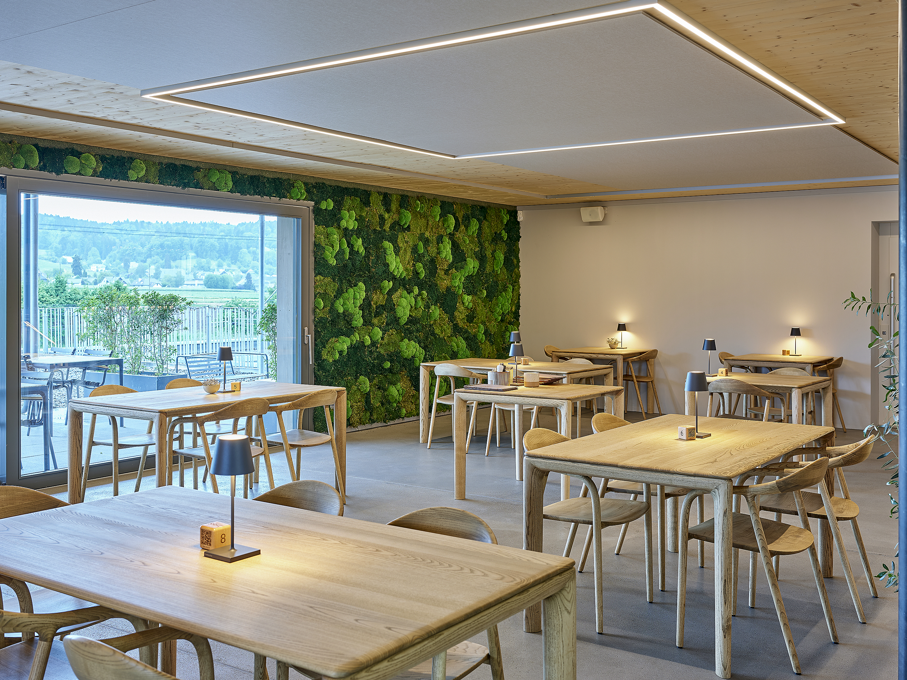 Der Essbereich des Soulkitchen Taste besteht aus einem hellen Raum mit Zugang zur Dachterrasse.