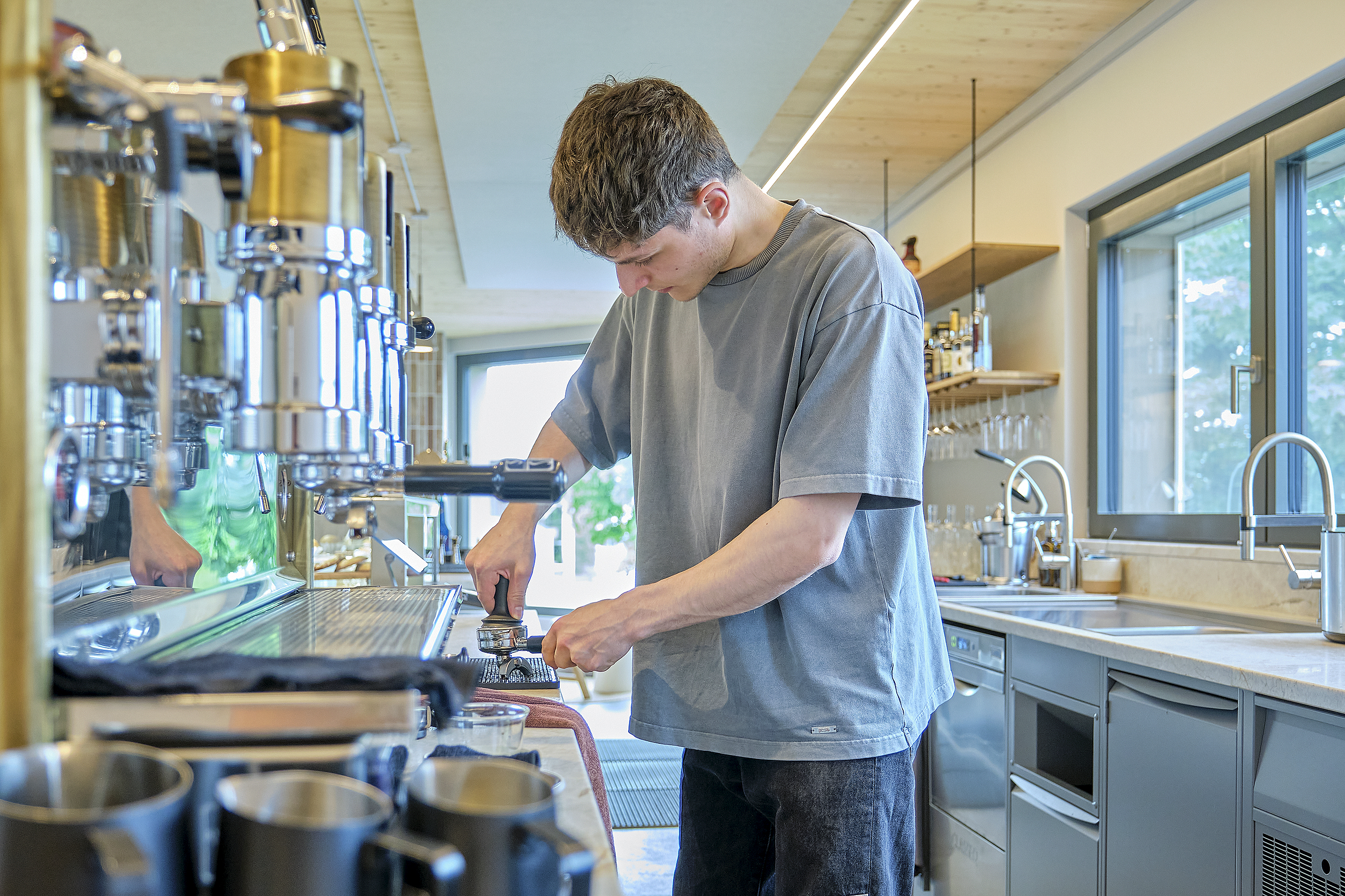 Mitinhaber Eli Ruocco bereitet mit der Handhebel-Kaffeemaschine Kaffee in seiner Urform zu.