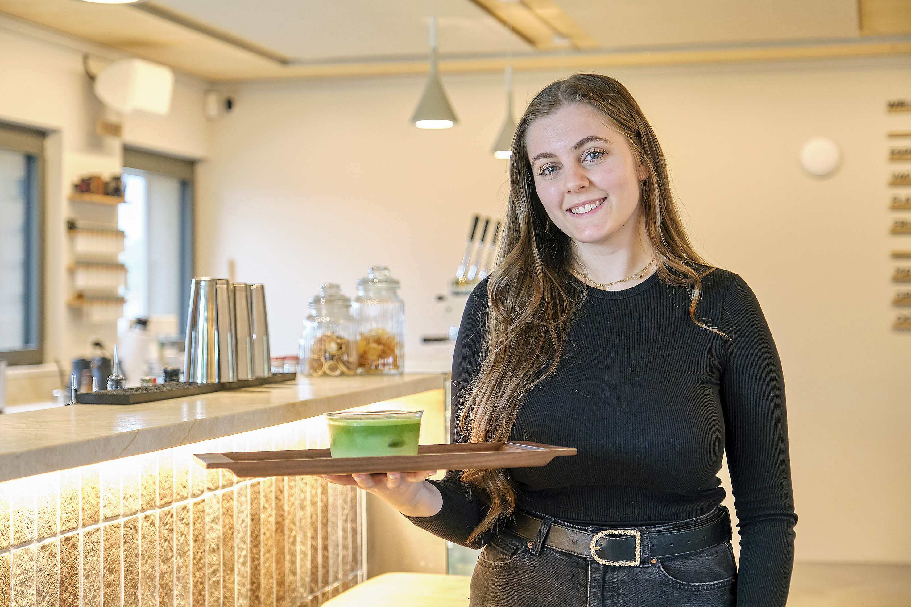 Mitinhaberin Noa Ruocco kümmert sich als Servicefachkraft um die Wünsche und Zufriedenheit der Gäste.