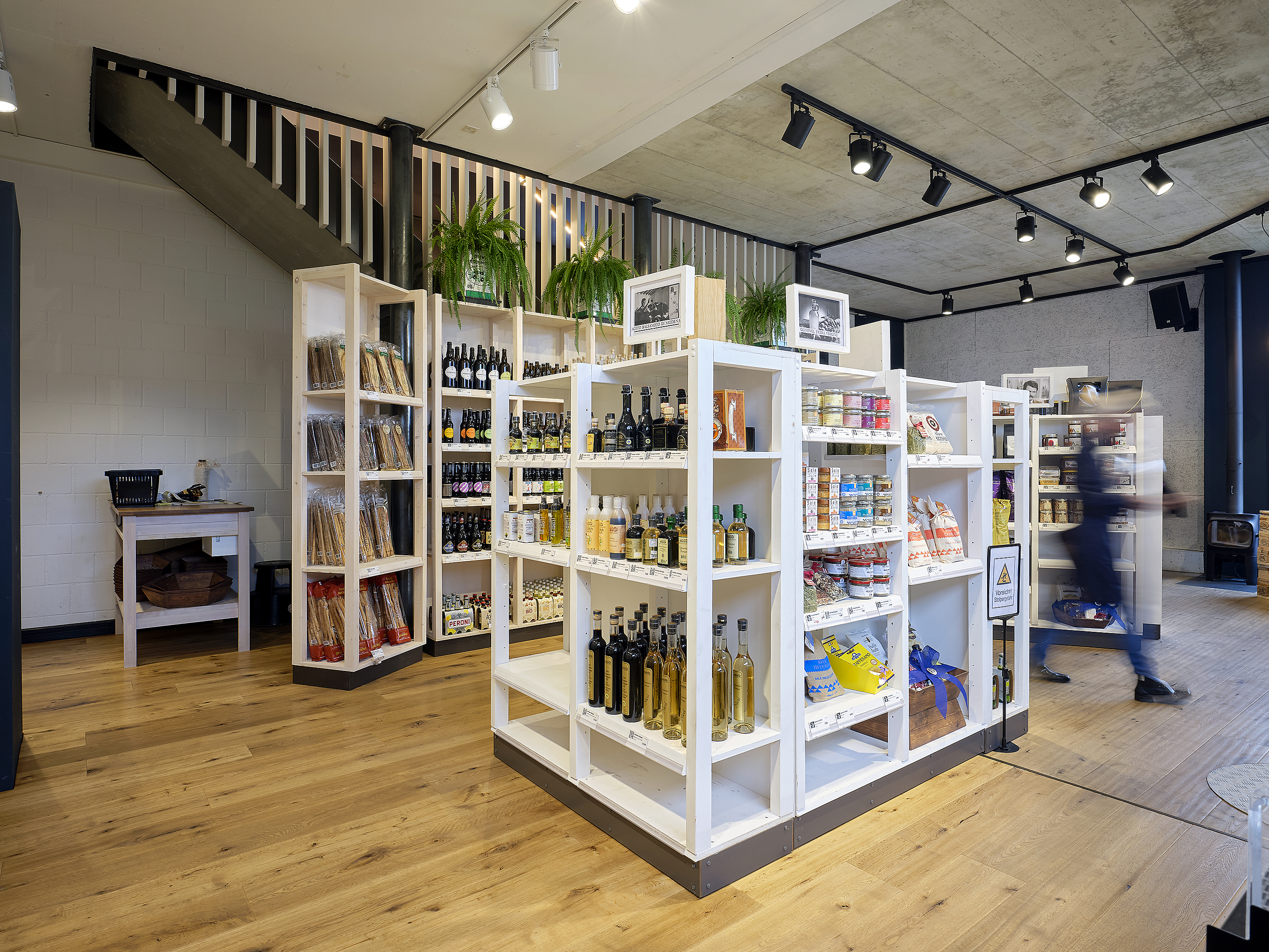 Der Soulkitchen Shop bietet ein breites Angebot: Salziges, Süsses, Spirituosen, Käse und Wurstwaren, Fleisch, Olivenöl, Sugo und vieles mehr.