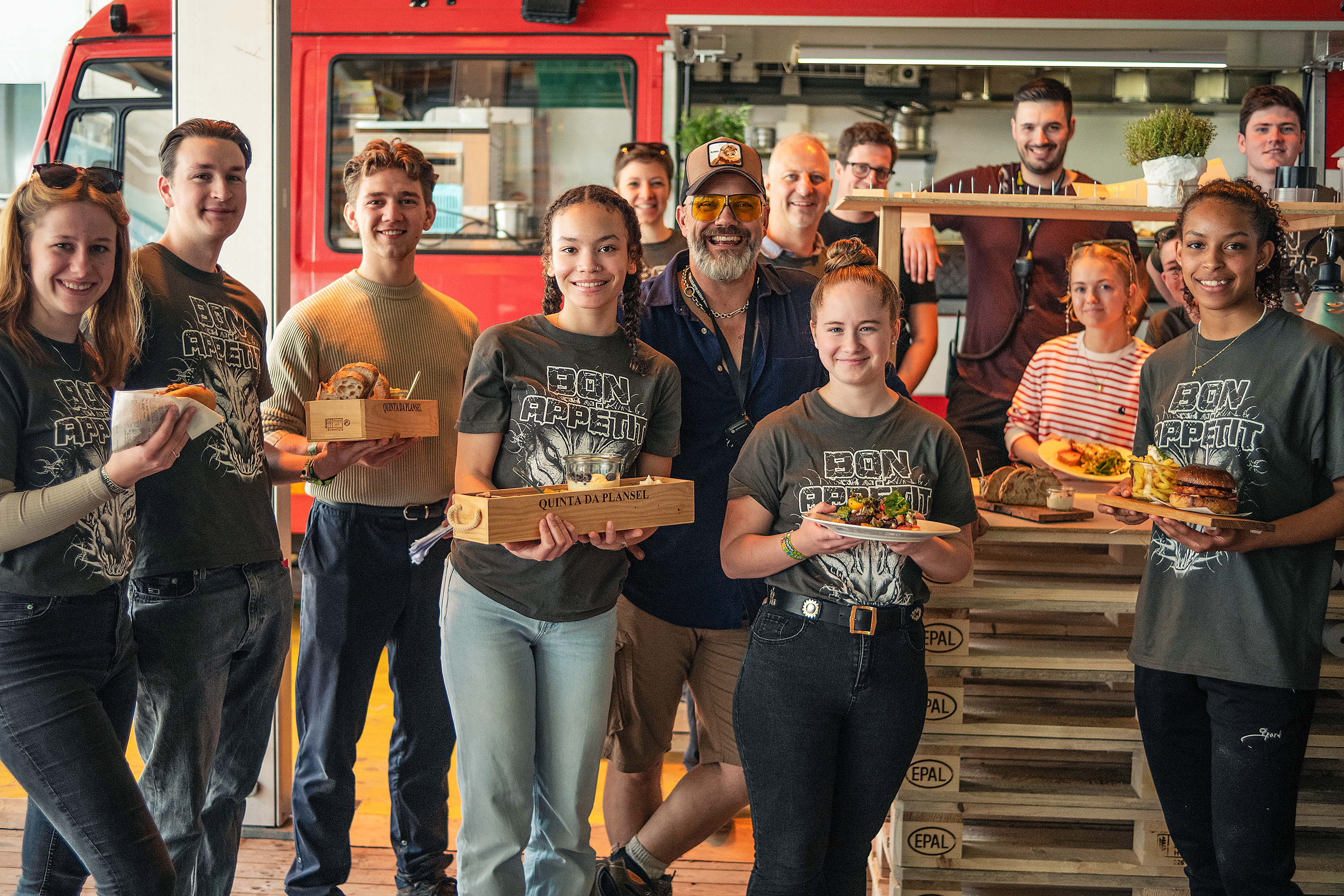 Die Lernenden präsentieren stolz ihre kulinarischen Meisterwerke.