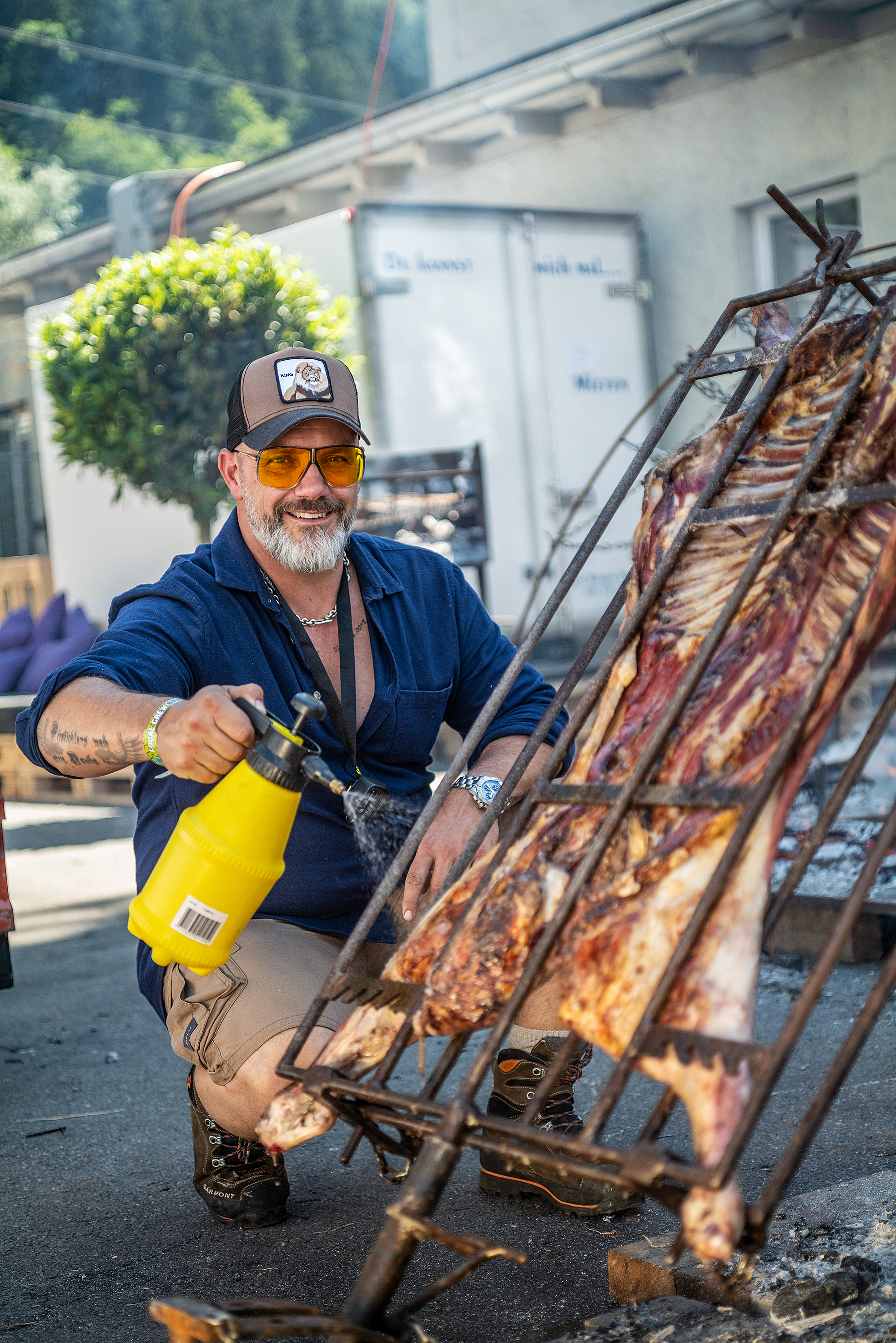 Nichts für schwache Nerven – am Grill wird angepackt.