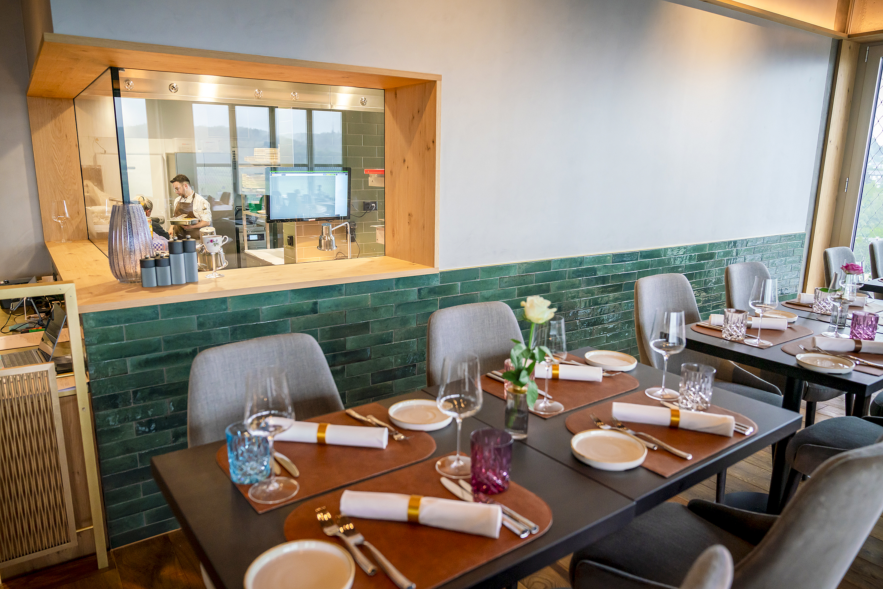 Vom Restaurant aus geniesst man Einblicke in die Küche.