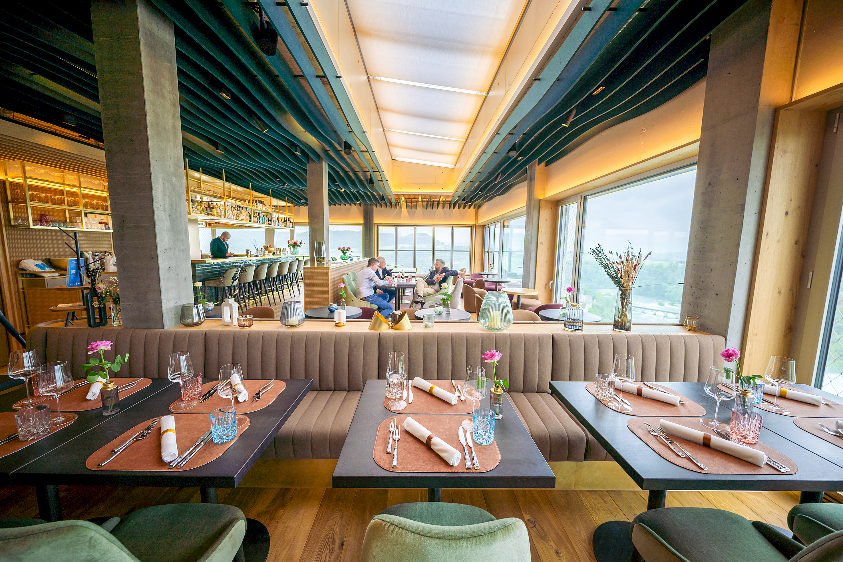 Die RIVI Roof Bar bietet rund 100, das RIVI Roof Restaurant über 50 Plätze.