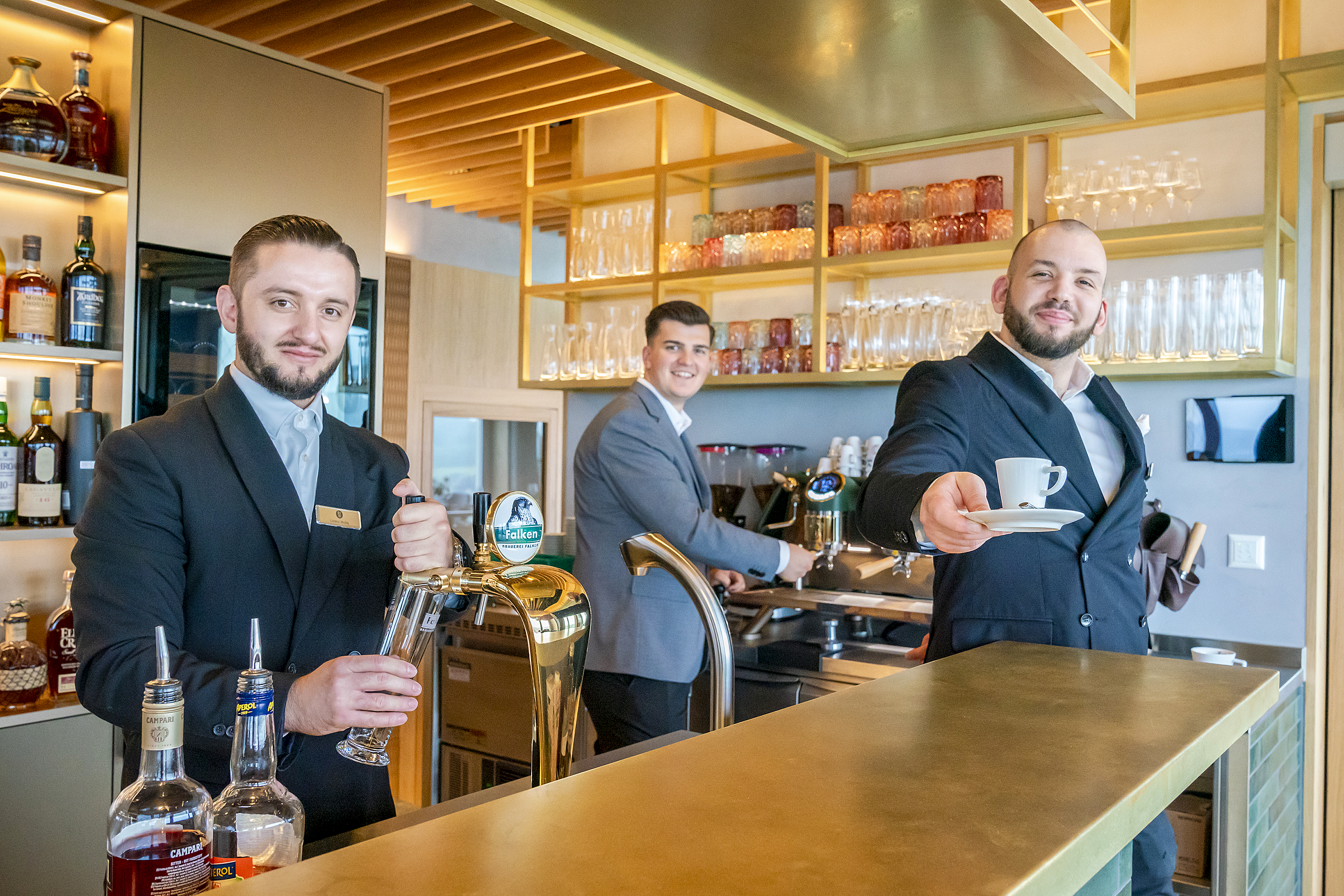 Motiviert: Sämtliche Mitarbeitenden hinter der Bar wurden sowohl vom Kaffeeröster wie auch durch die Profis der Rex-Royal AG geschult.