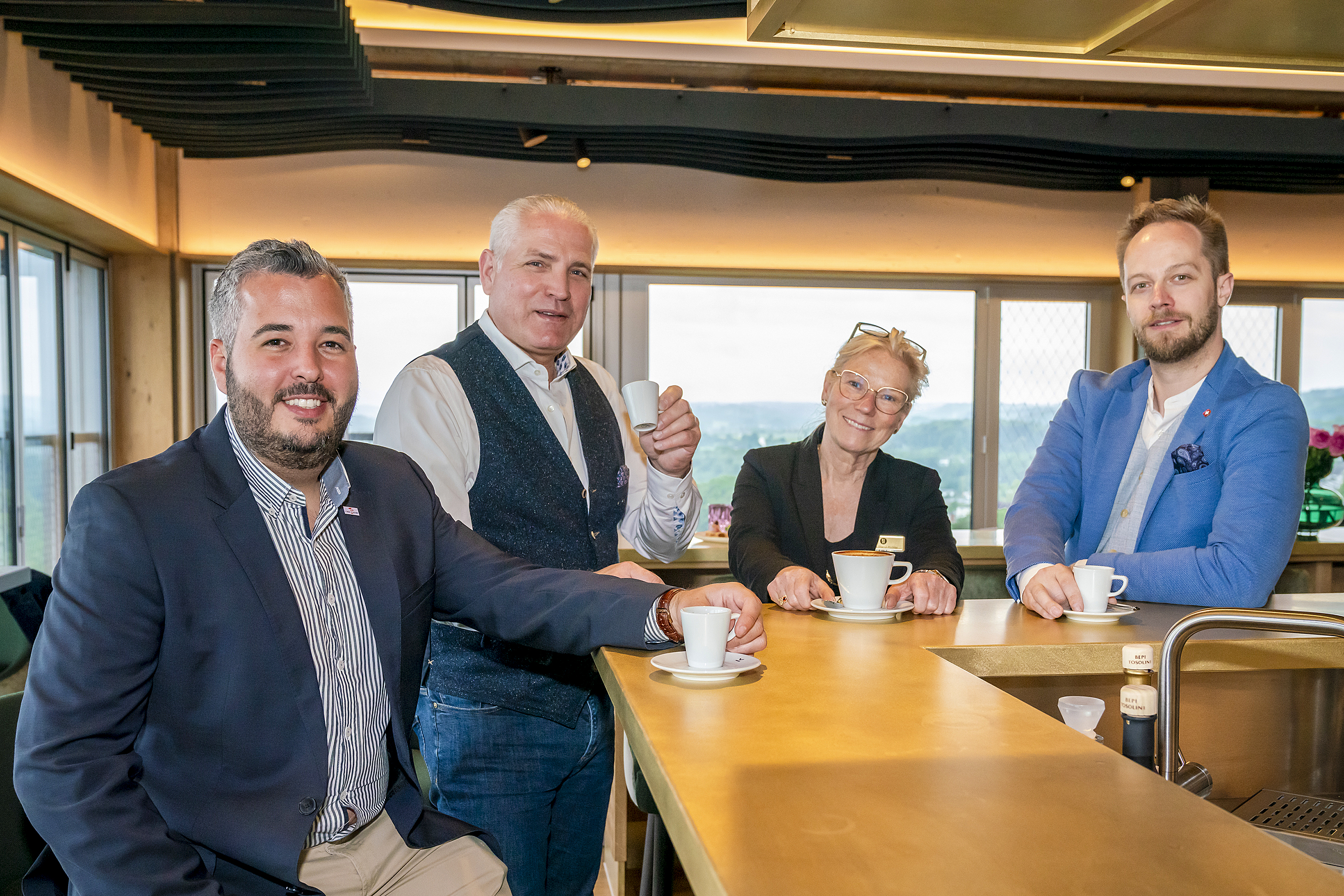 Zufriedene Gesichter: Marco Schwarzenbach und Dino Zambra der Rex-Royal AG mit Blanca Stacul-Richter und Marco Wahl der Rivi Gastro AG (v.l.)