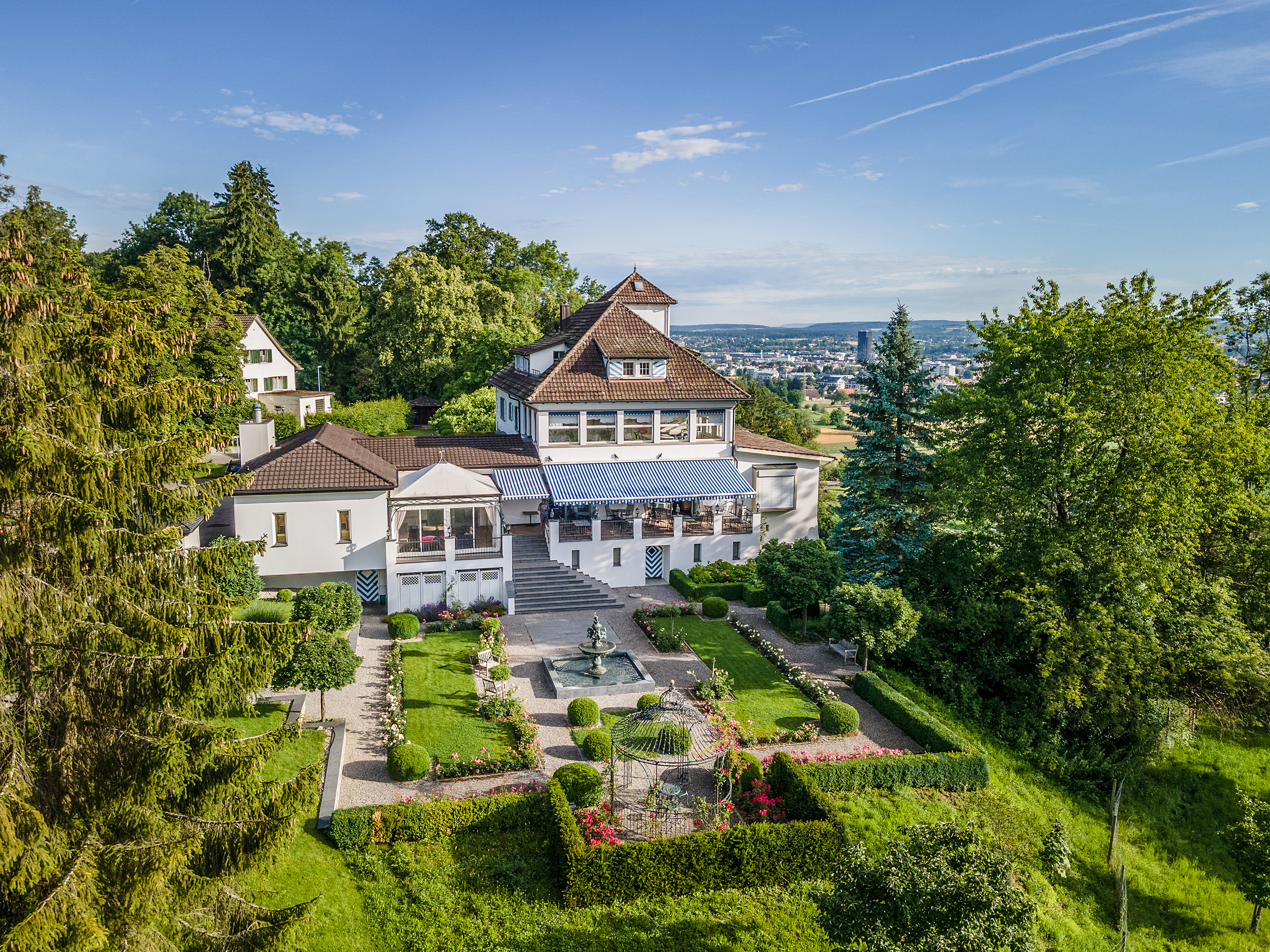 Die Waldmannsburg liegt auf einem Hügel oberhalb von Dübendorf.