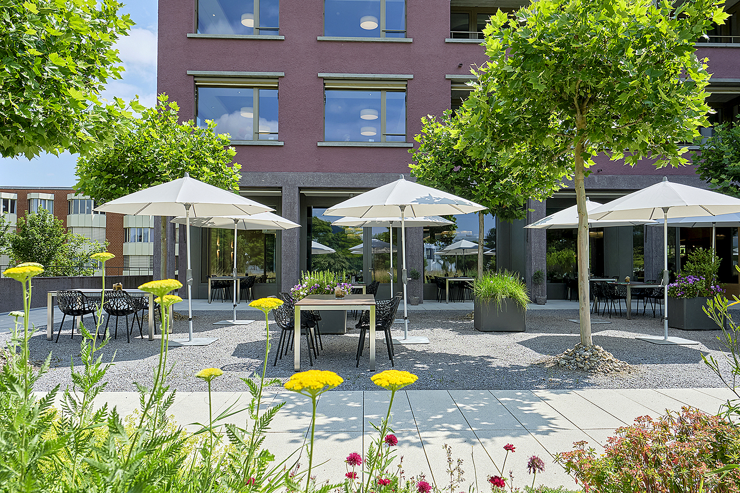 Bei warmem Wetter können die Restaurantgäste ihre Menüs auf der einladenden Terrasse geniessen.