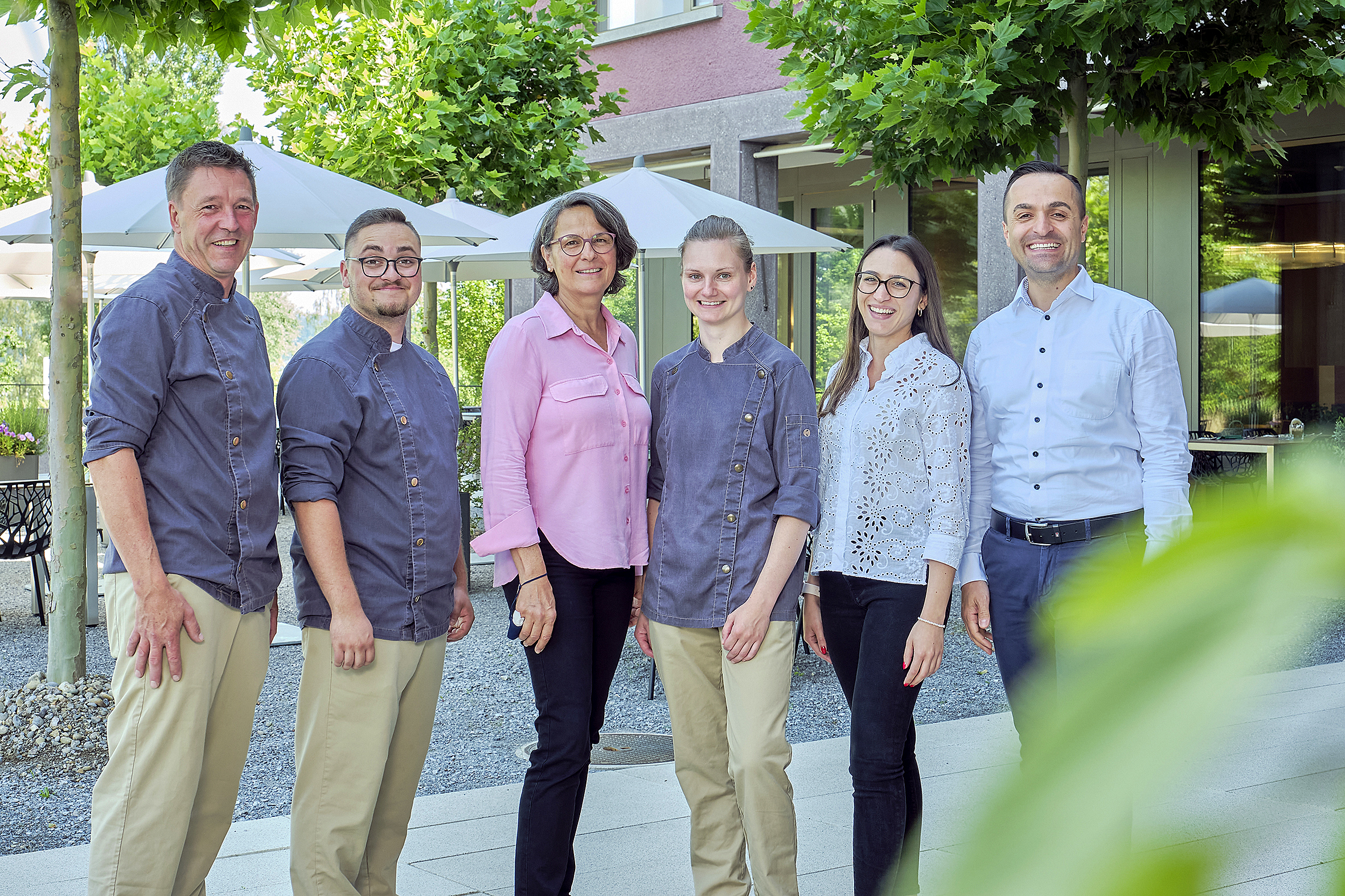 Zusammen sorgen sie für bestens verpflegte Bewohnende und Mitarbeitende (v.l.): Küchenchef Markus Kappler, Koch Gian-Marco Bürge, Geschäftsführerin Ingrid Markart, Köchin Nicole Artho, Delico Product Manager Larissa Lanzilotto und Donato Capuano, Key Account Manager bei Delico.