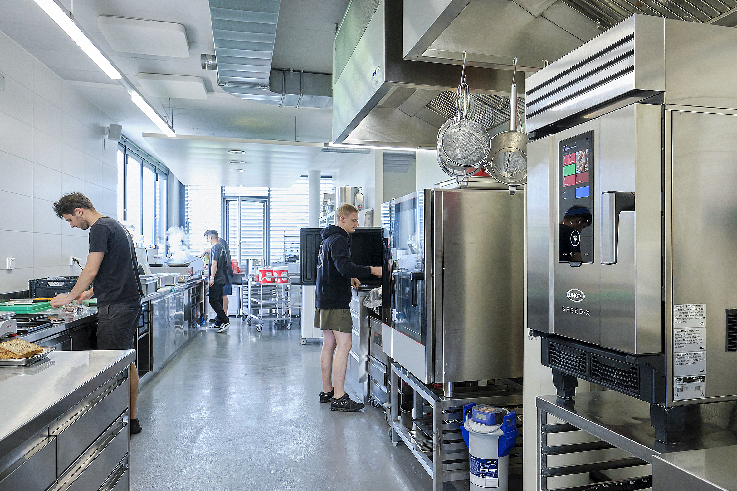 In der Produktionsküche produziert das Team von roh & nobel Köstlichkeiten für Events und Caterings – immer anders, immer neu, individuell auf Kundenbedürfnisse zugeschnitten.