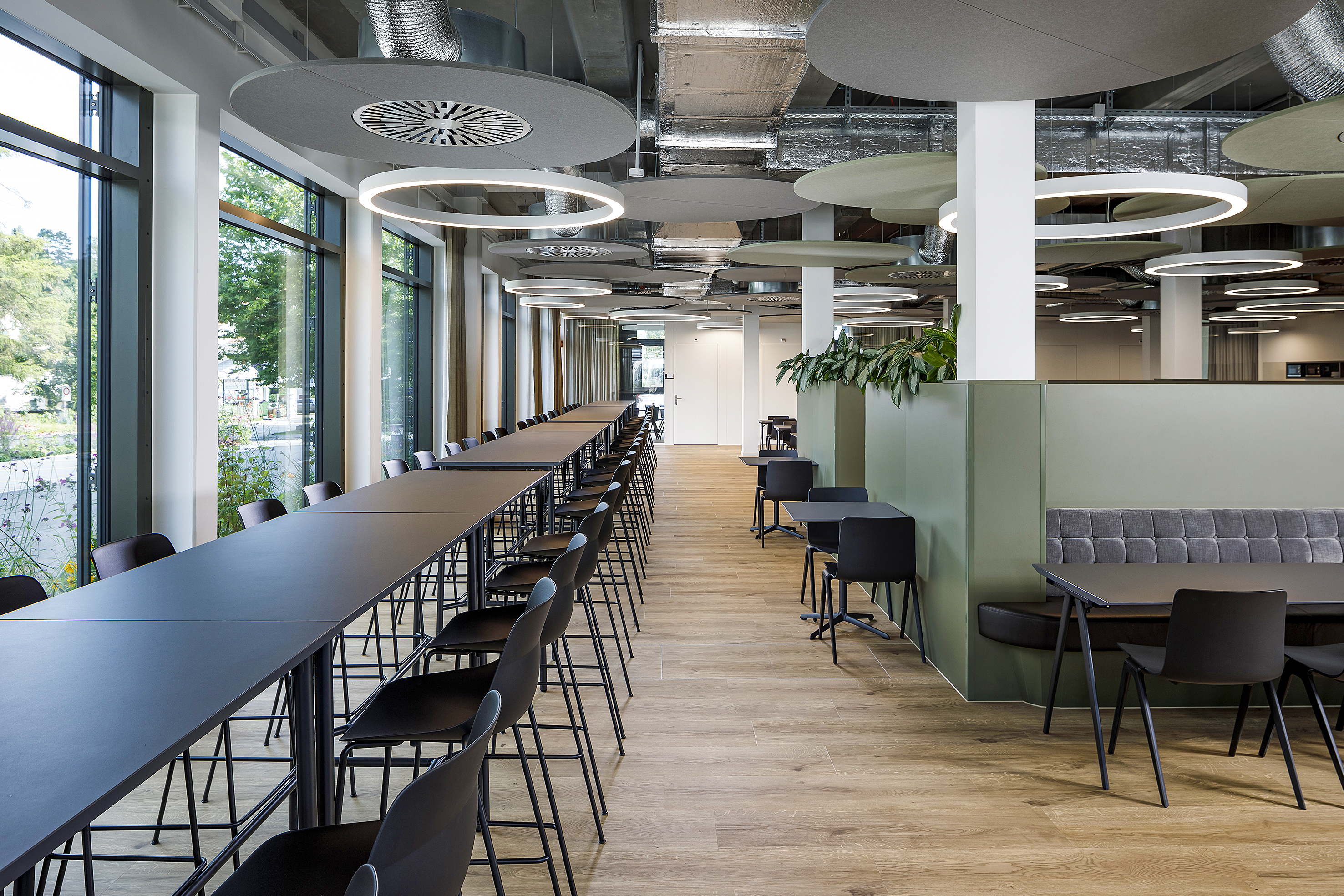 Hochtische mit Aussicht: Insgesamt bietet das Personalrestaurant Platz für 400 bis 450 Gäste.